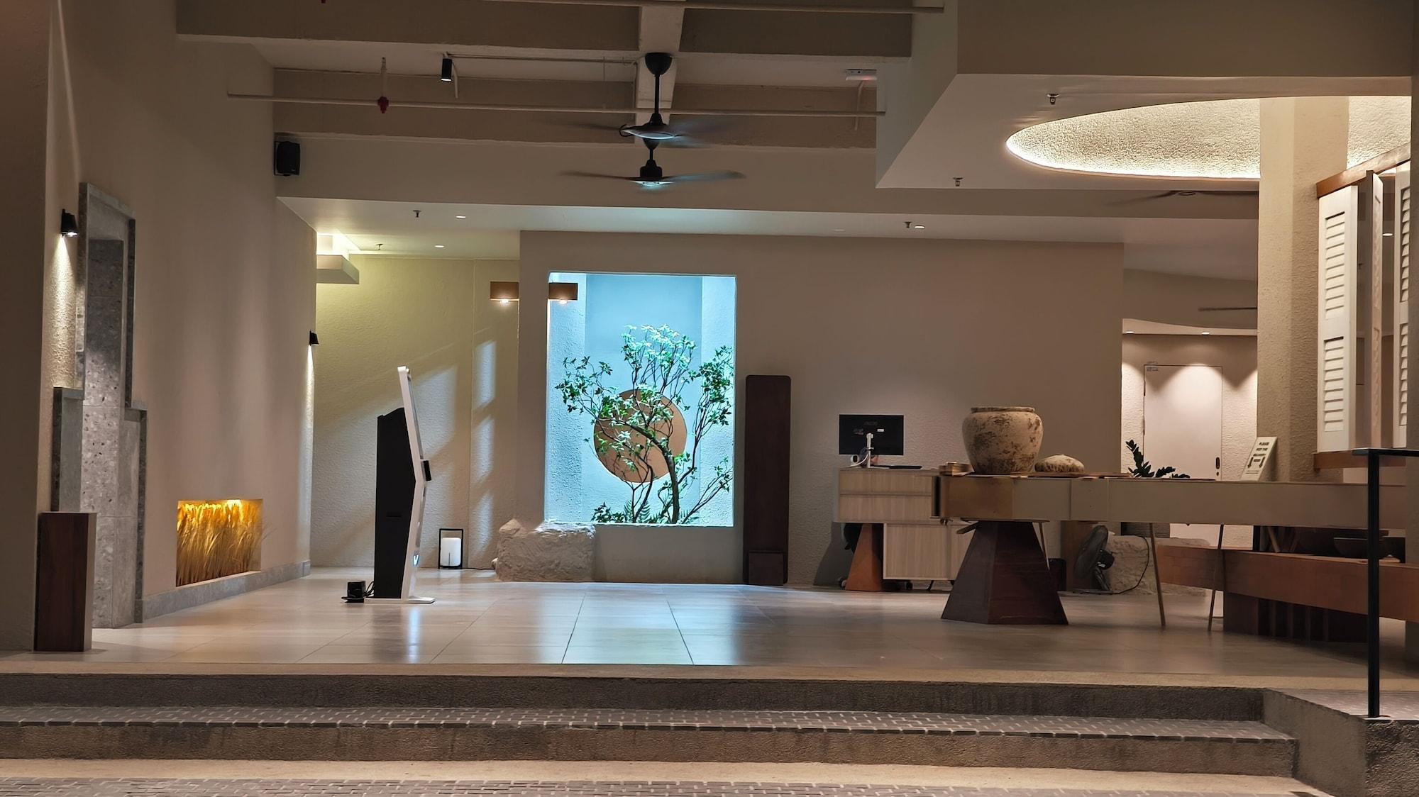 Varios Blanco Apartment Hotel