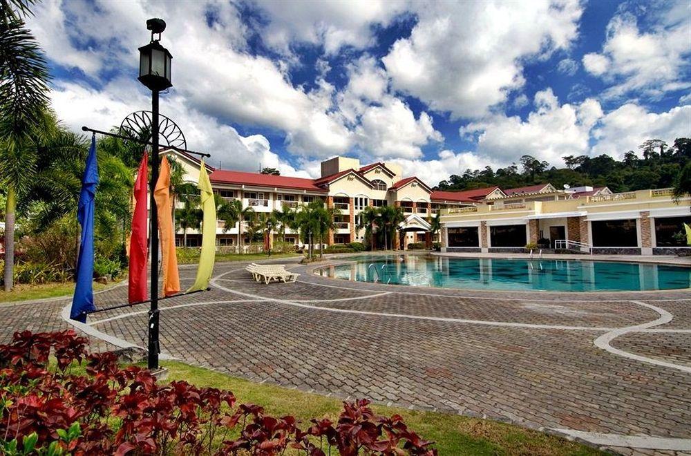 Vista Piscina Subic Holiday Villas