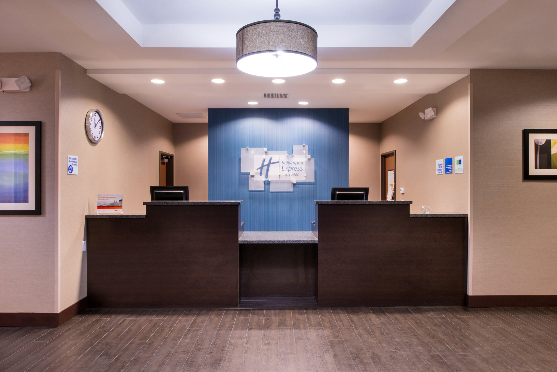 Vista Lobby Holiday Inn Express & Suites Bakersfield Airport by IHG