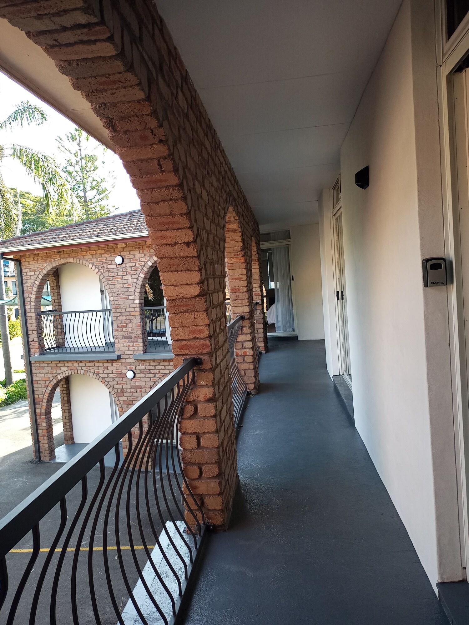 Varios Bay House Motel