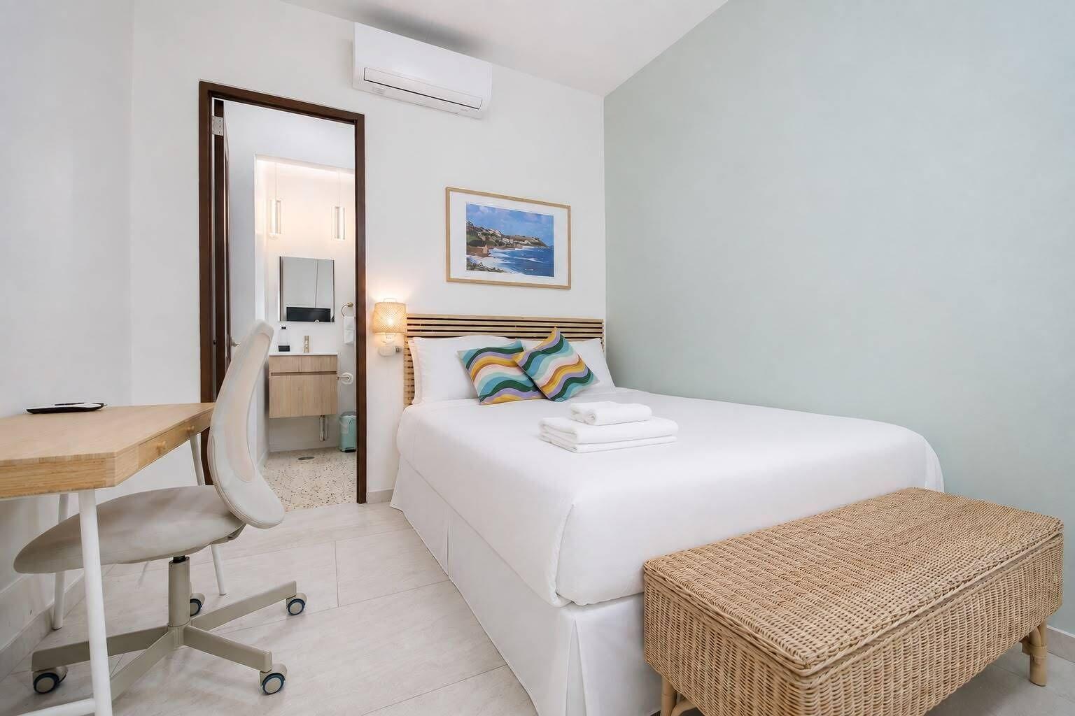 Habitación Room 13: Breezy Veranda Stay w/ City Views