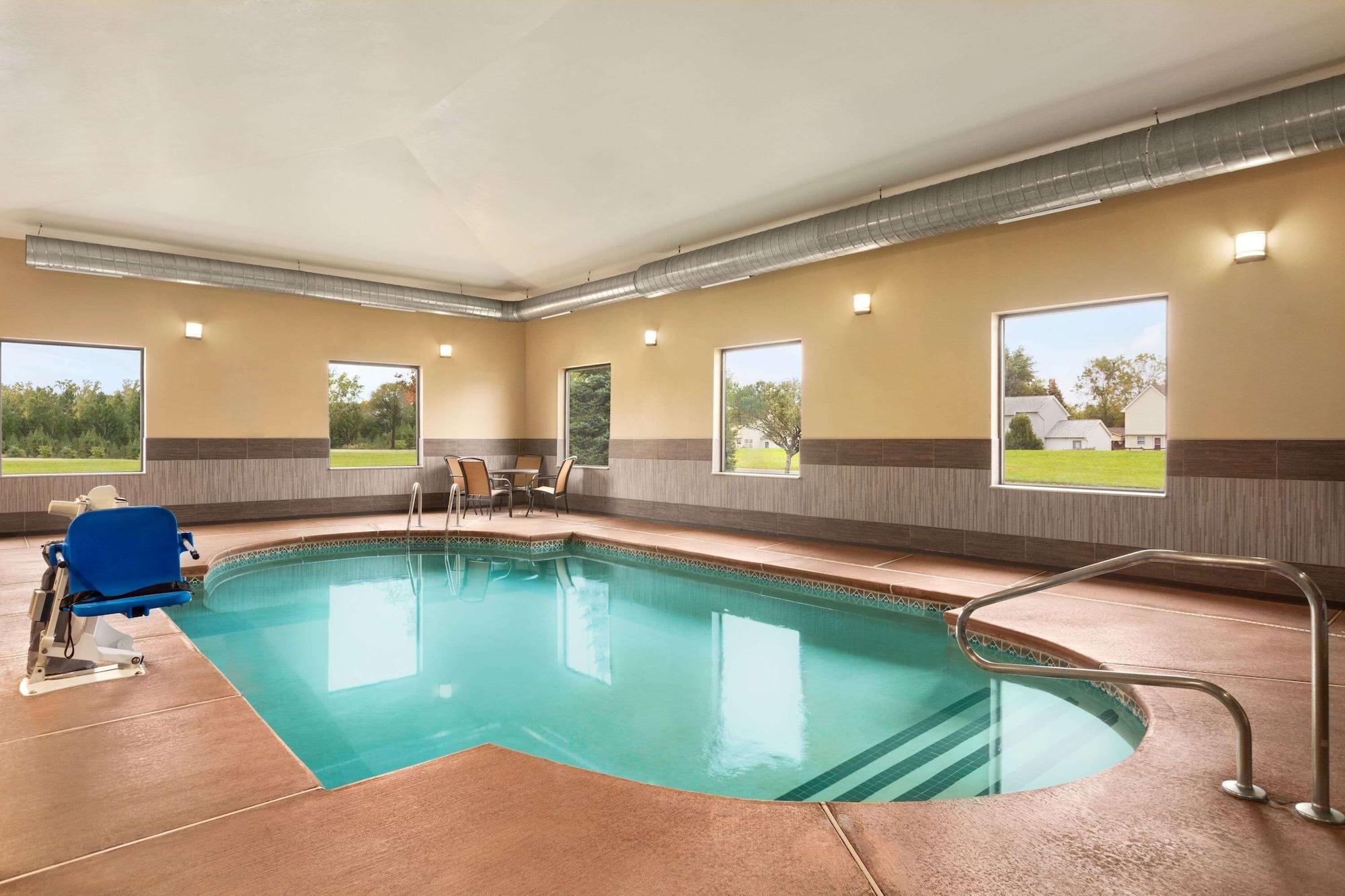 Vista Piscina La Quinta Inn & Suites by Wyndham Lackawanna