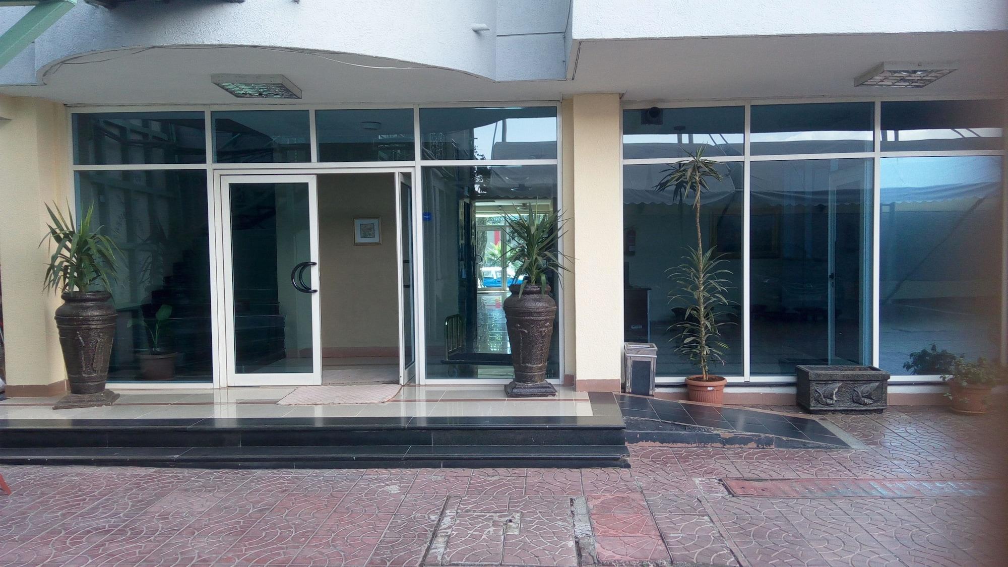 Vista Exterior Diplomat Luxury Furnished Apartments