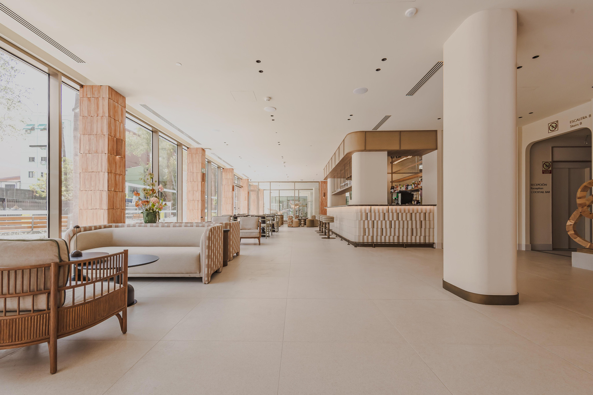 Vista Lobby Intelier Malvarrosa Plaza