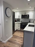 Alojamiento - Designer Condo close to lifts. Large pool & hot tub, free wifi & secure parking