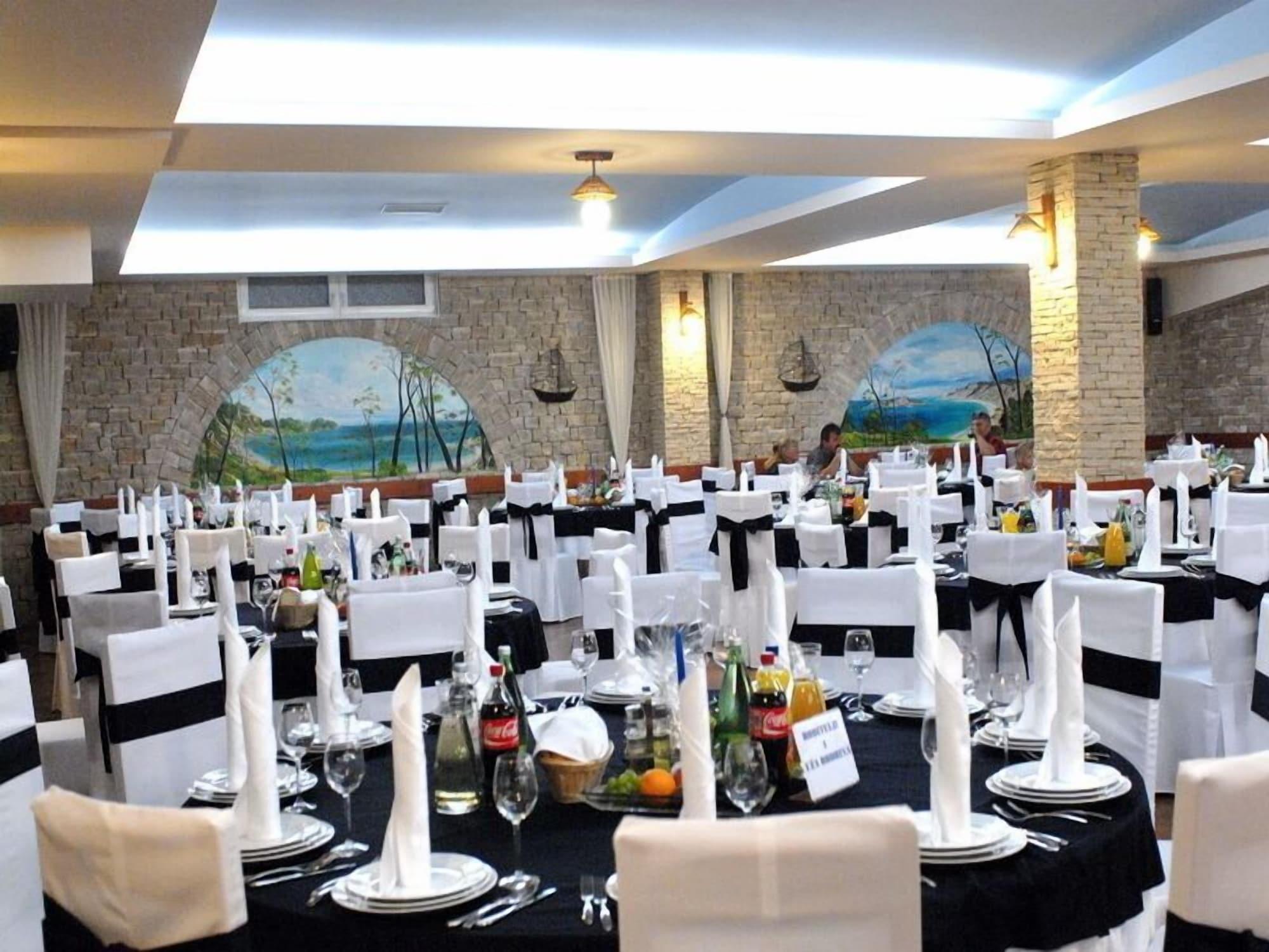 Bar/Salón Rooms Elez