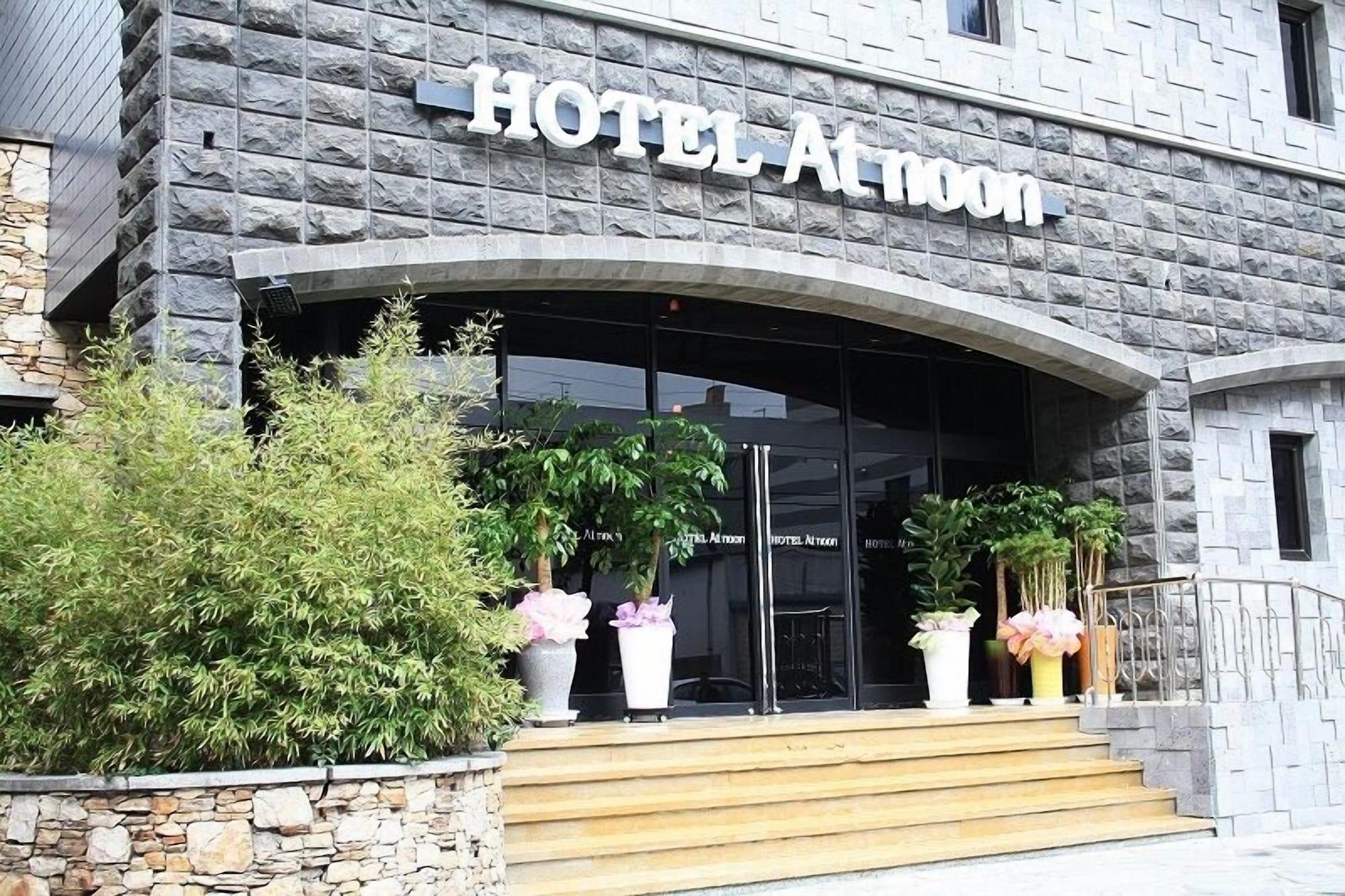 Vista Exterior Hotel At noon