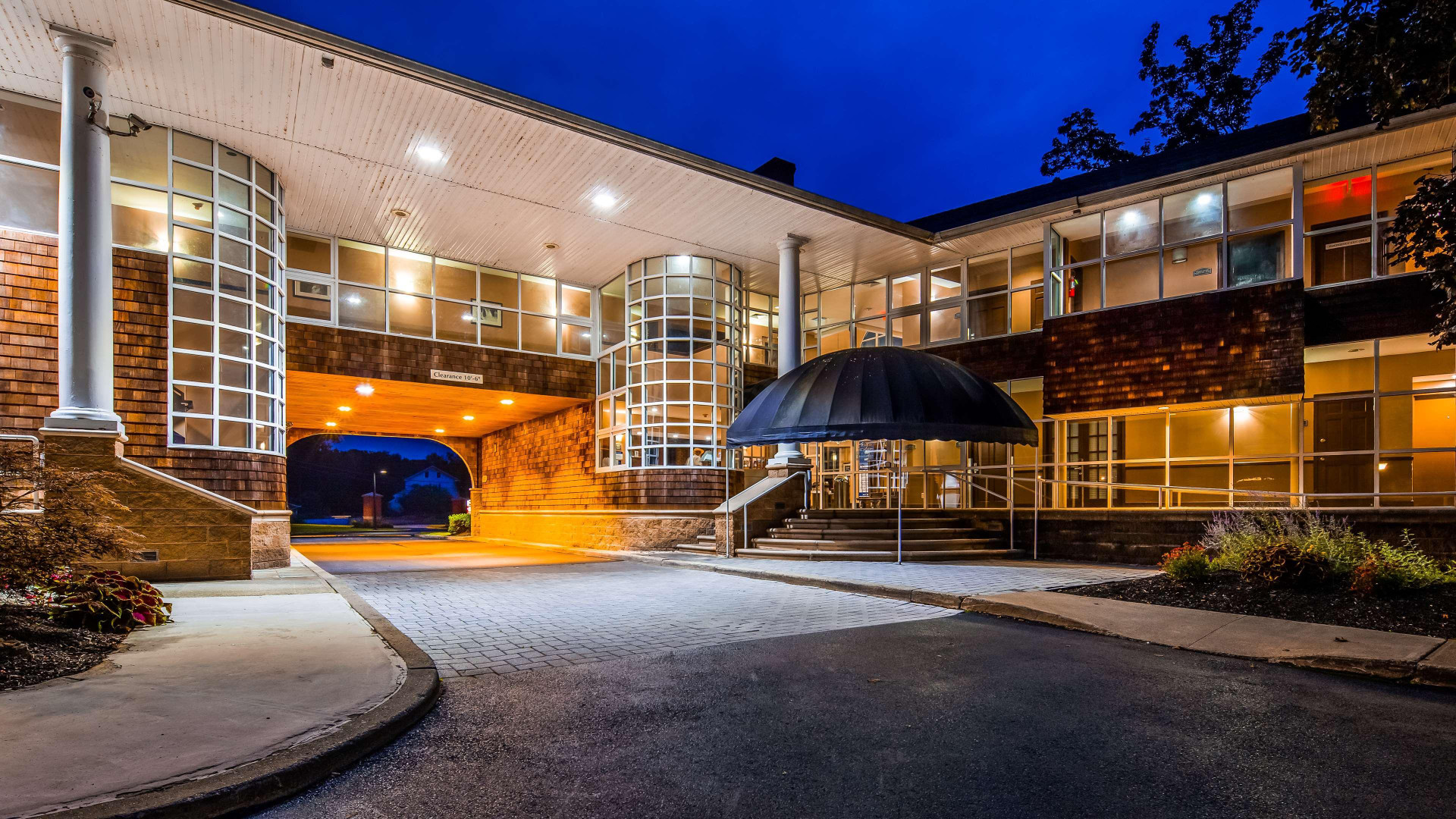 Vista Exterior Best Western Plus The Inn & Suites At The Falls