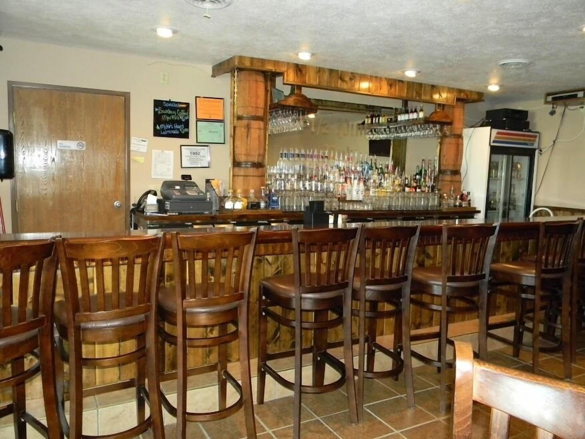 Bar/Salón Boarders Inn & Suites by Cobblestone Hotels - Munising