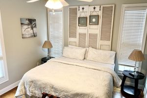 Alquiler Vacacional - Perfect location with private heated pool. One short block to beach.