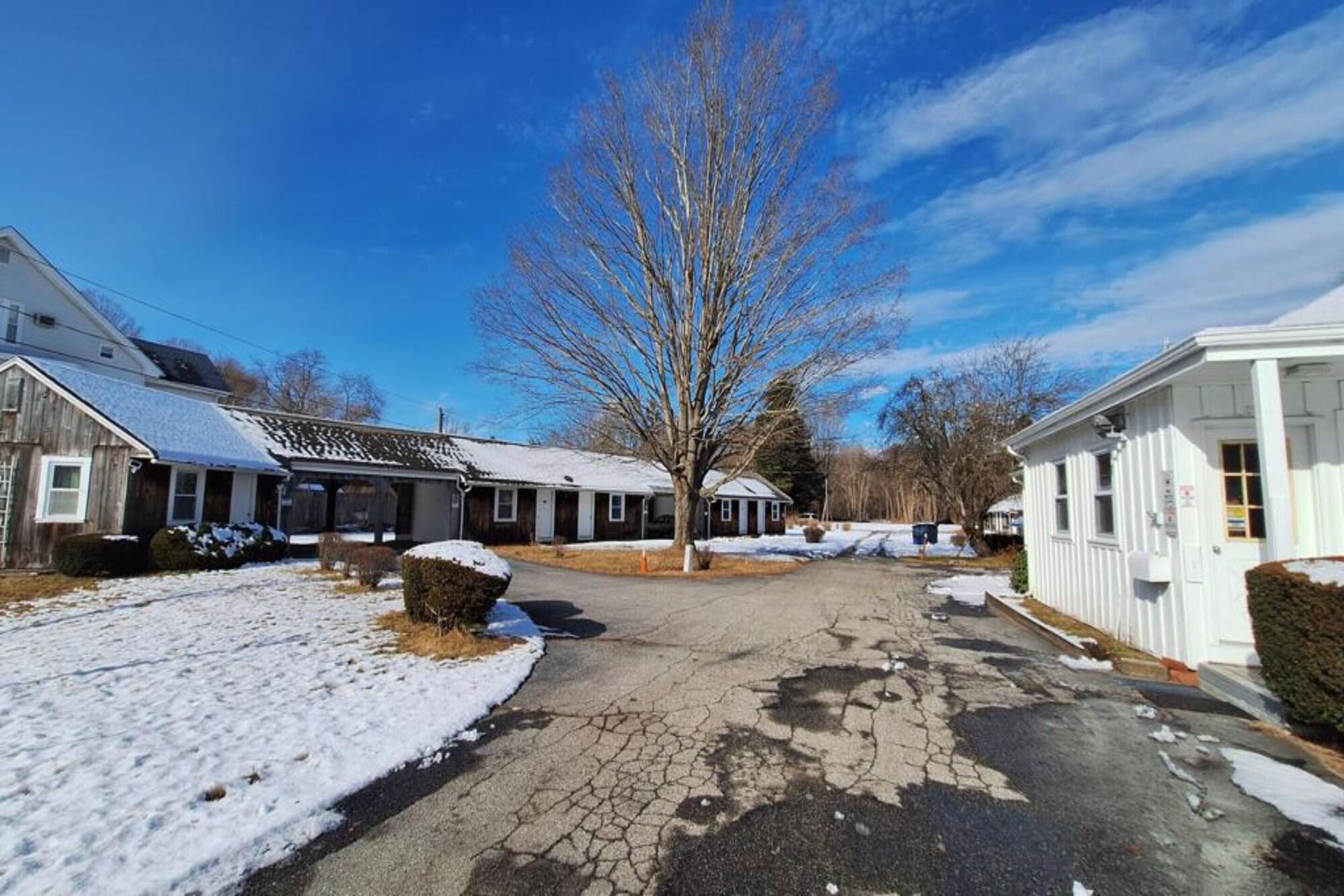 Vista Exterior Village Motel By OYO Clinton