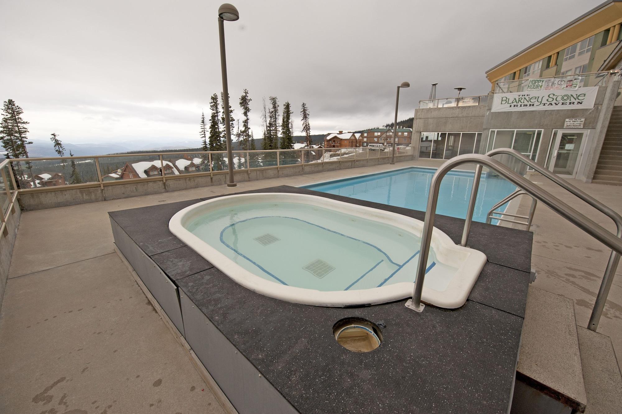 Vista Piscina Inn at Big White