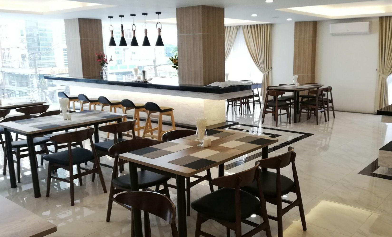Restaurant 8 Mile Hotel