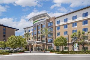 Alojamiento - Holiday Inn Express & Suites Anaheim Resort Area by IHG