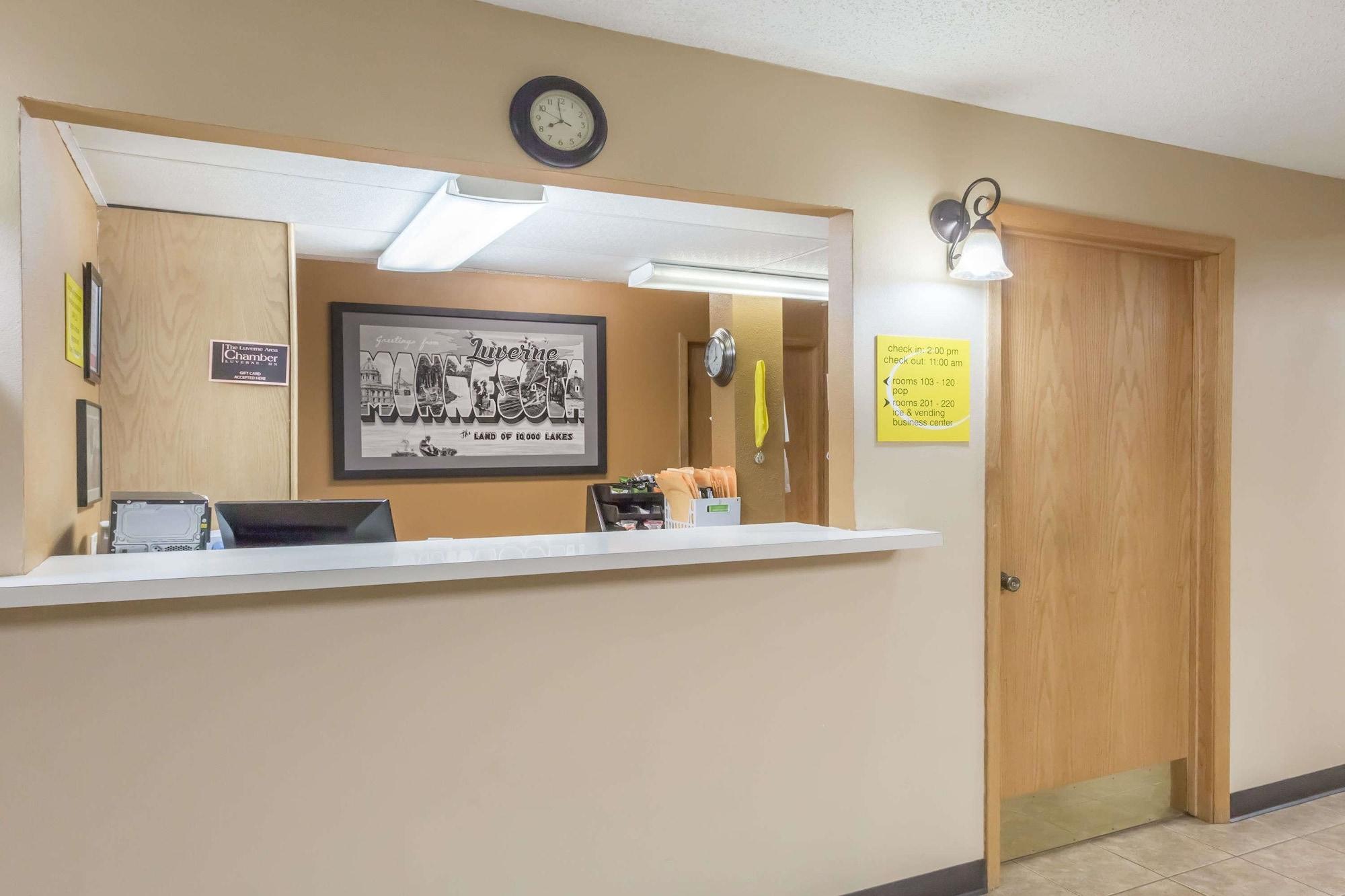 Vista Lobby Super 8 by Wyndham Luverne