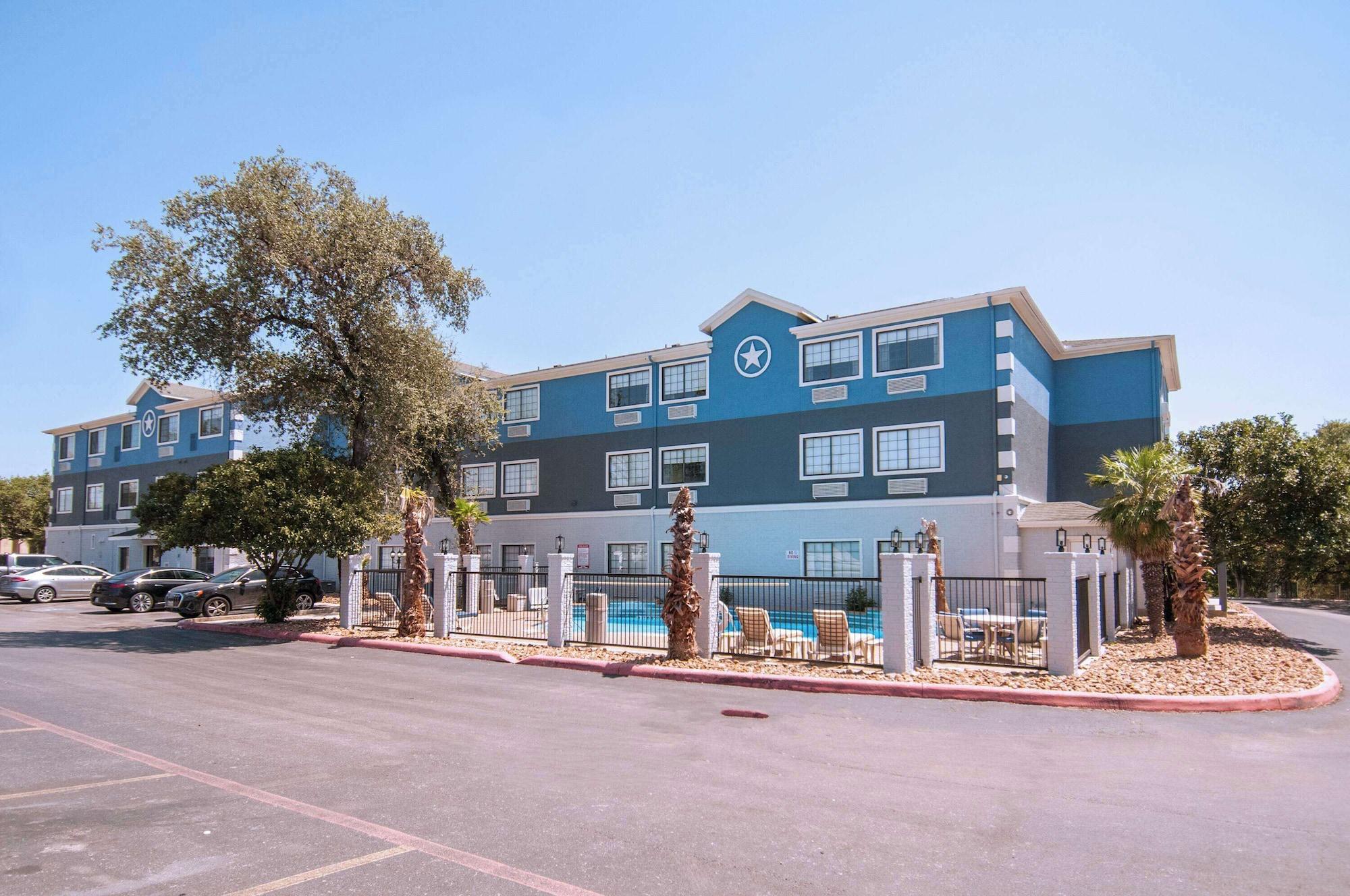 Vista Exterior Days Inn by Wyndham Suites San Antonio North/Stone Oak