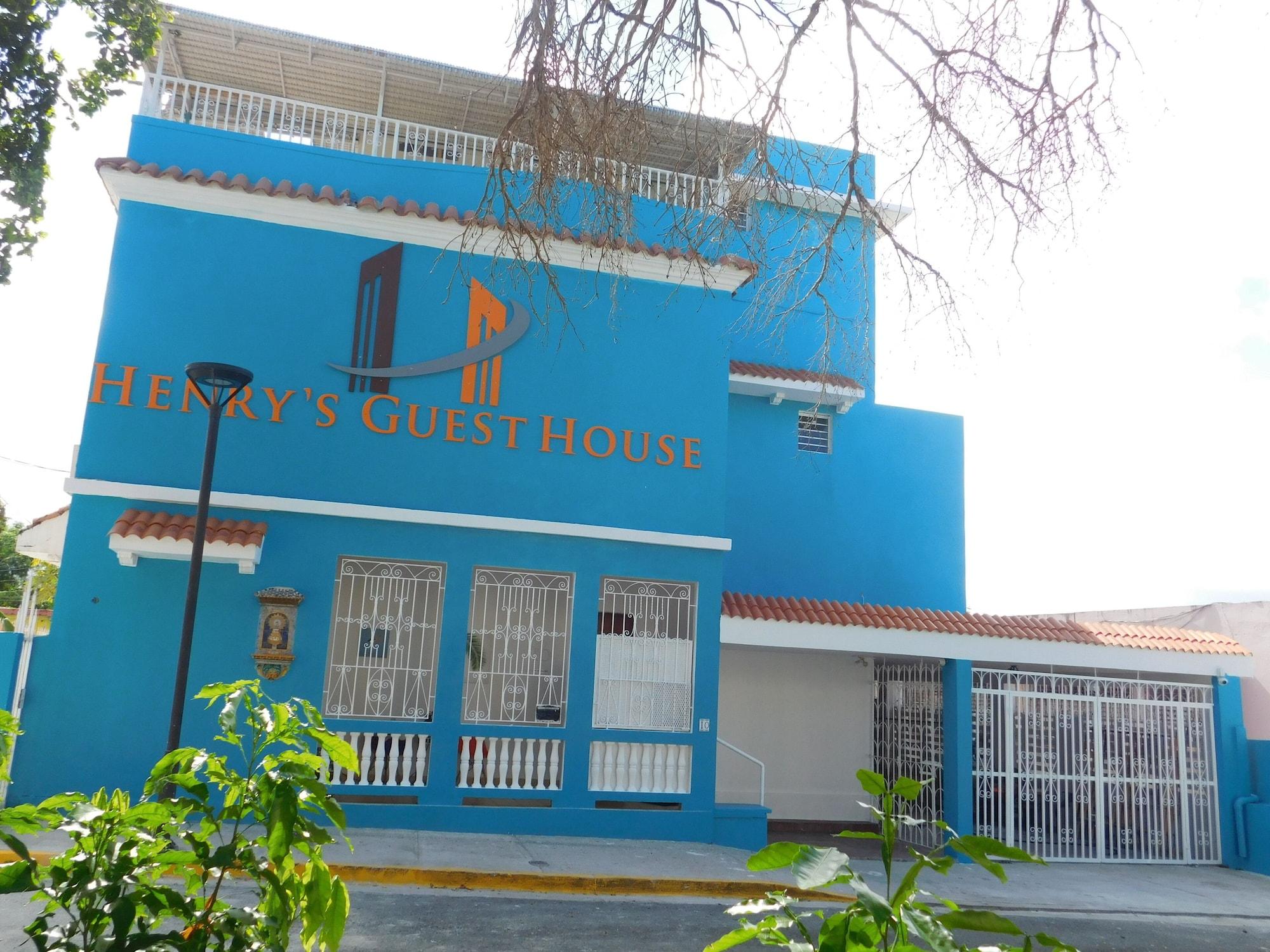 Varios Henry's GuestHouse - Hostel