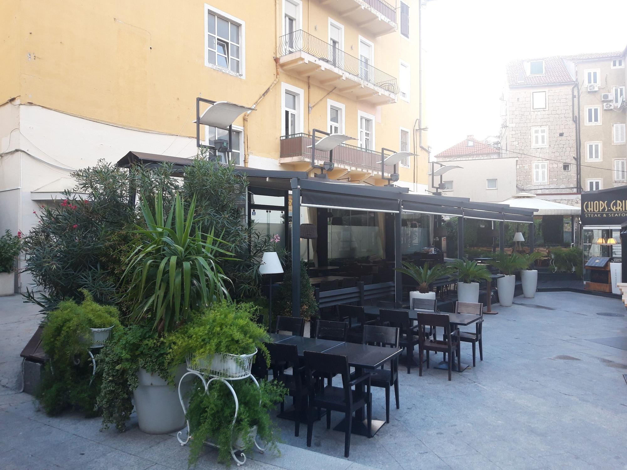 Restaurant Apartments Marmont