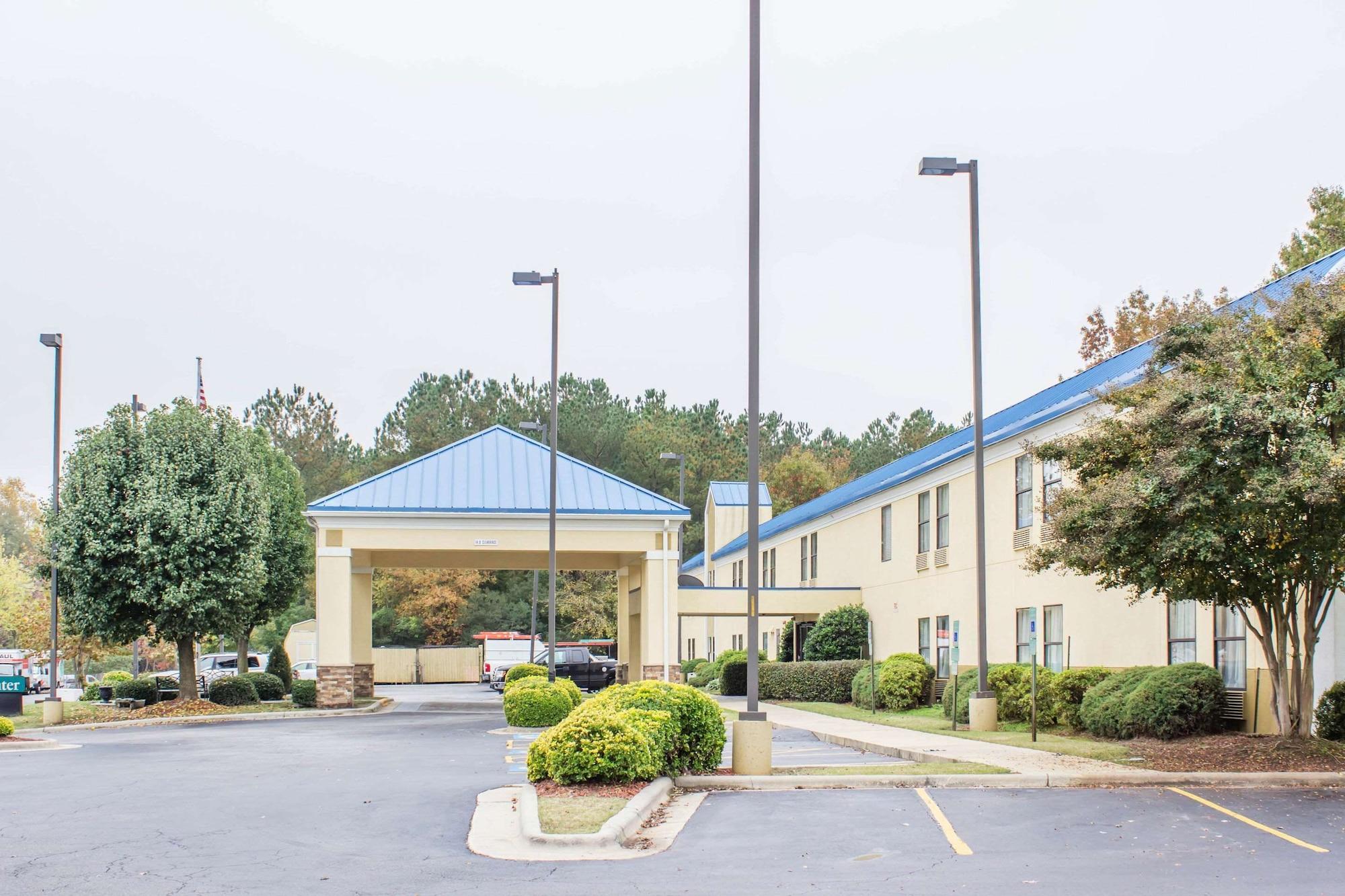 Vista Exterior Econo Lodge Raleigh near Walnut Creek Amphitheatre
