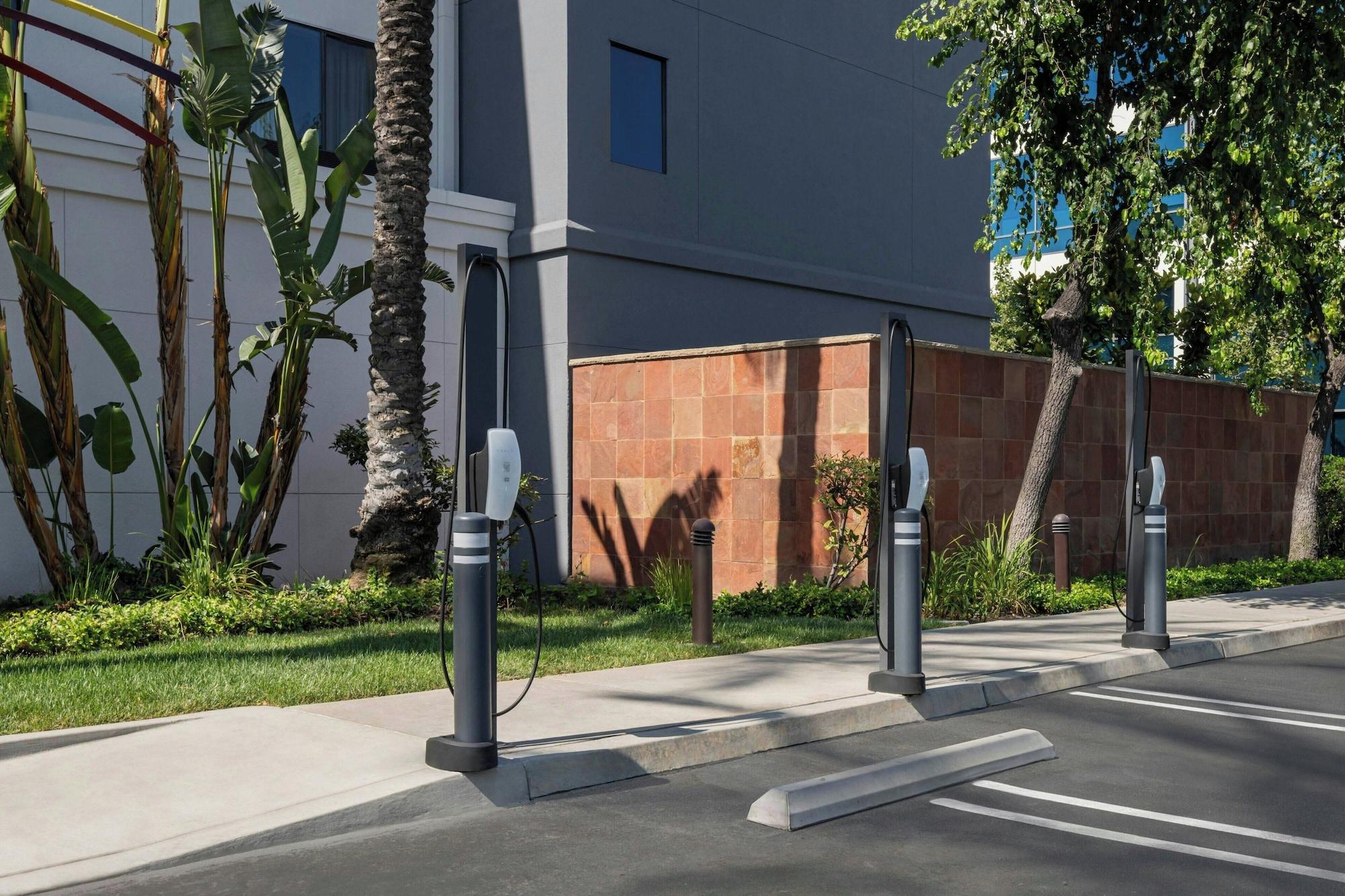 Vista Exterior Courtyard by Marriott Los Angeles Burbank Airport