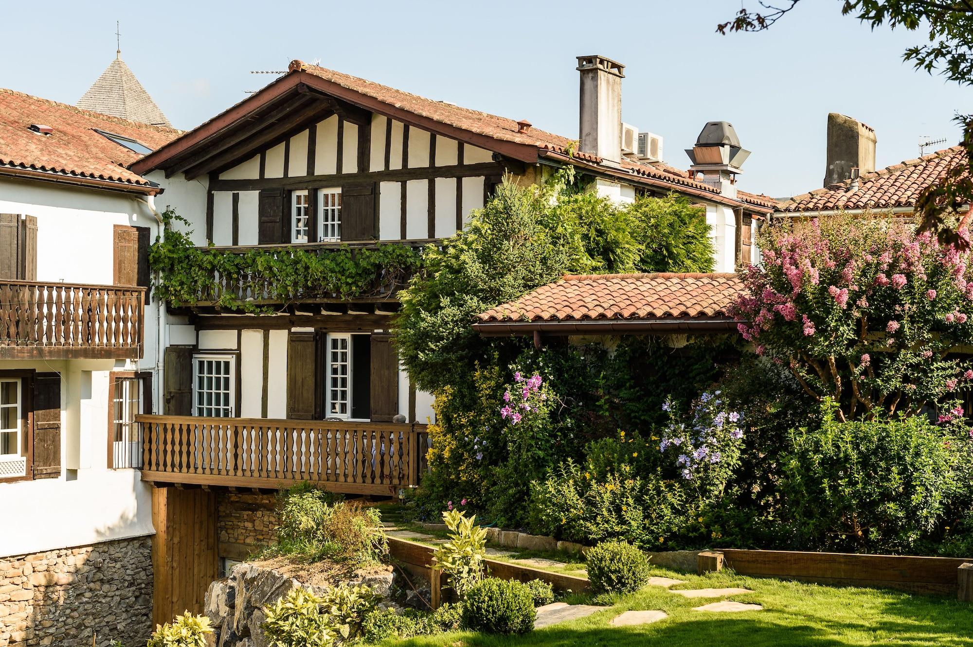 Varios Hôtel Arraya