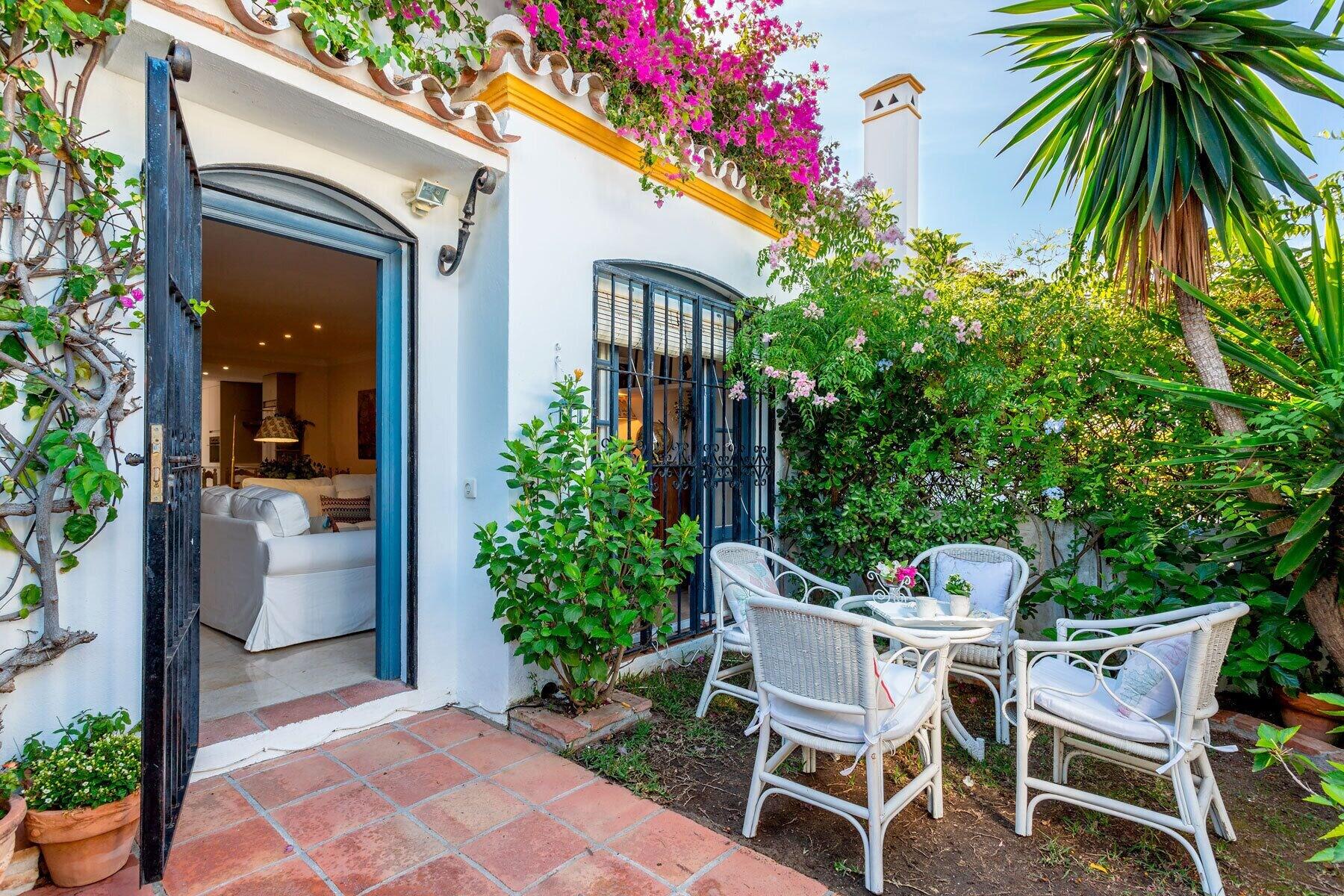 Varios 3 Bdrs Apartm With Private Terraces & Communal Swimming Pool in Estepona Benamara II