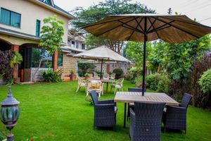 Alojamiento - Karen Inn and Suites