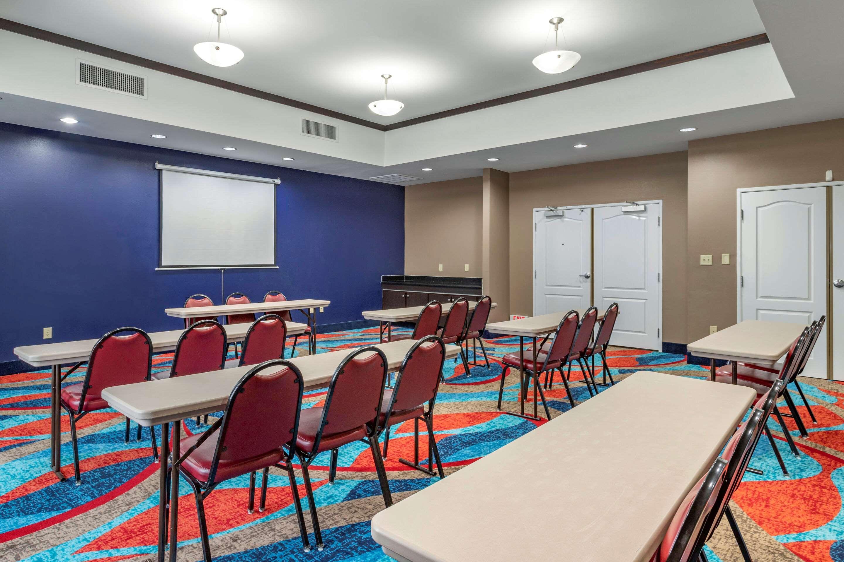Centro de Negocios Comfort Inn & Suites Cleveland TX
