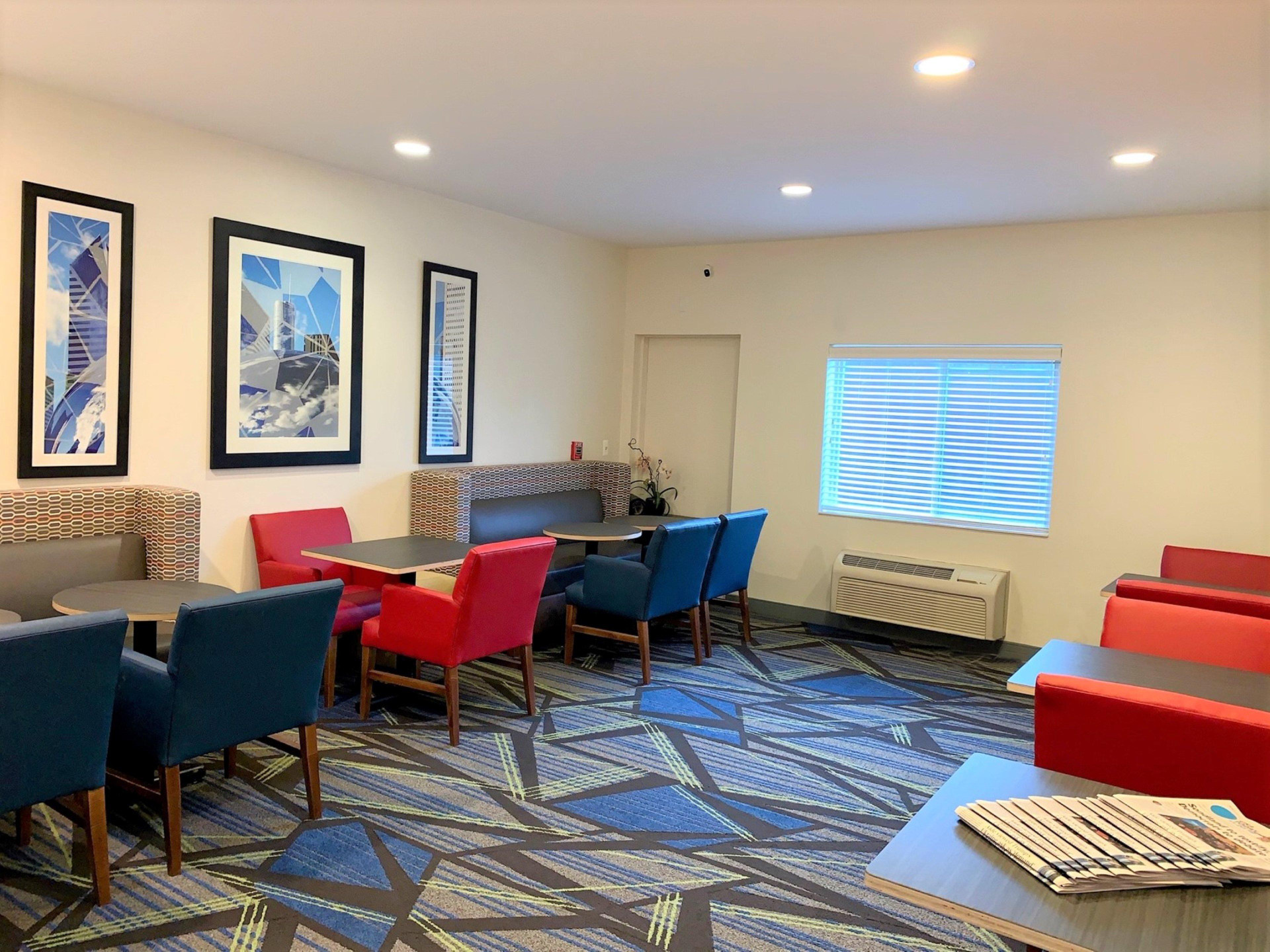 Vista Lobby Holiday Inn Express & Suites Chicago-Libertyville by IHG