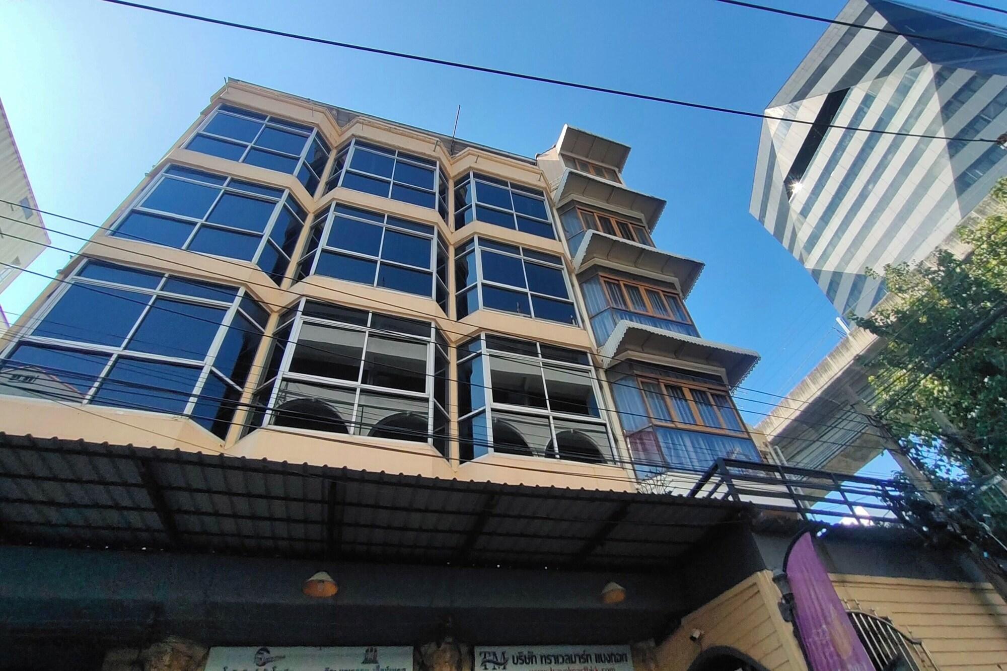 Varios Pratunam Family House