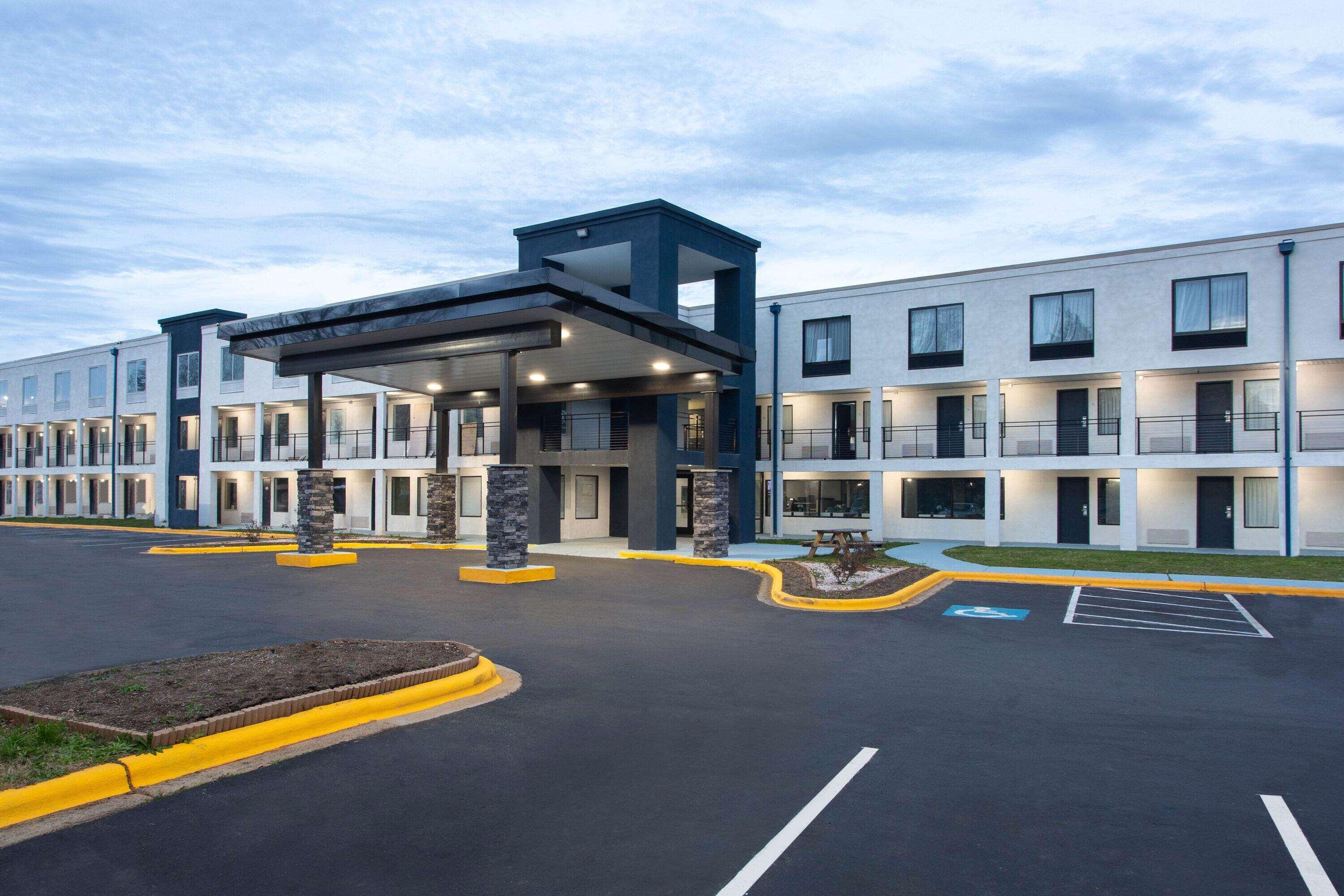 Varios Clarion Pointe