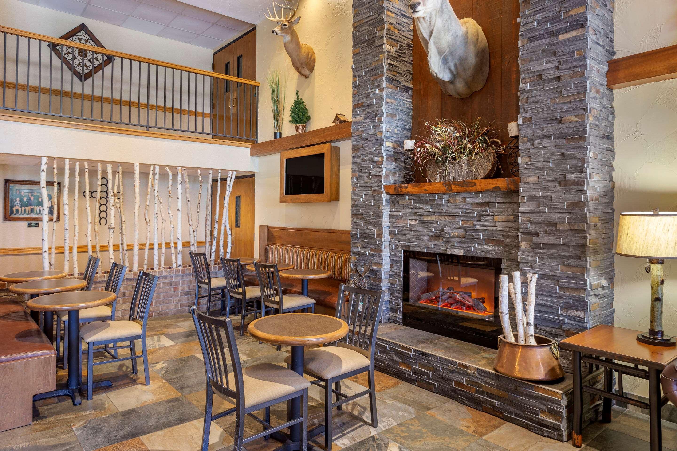 Vista Lobby Comfort Inn at Thousand Hills