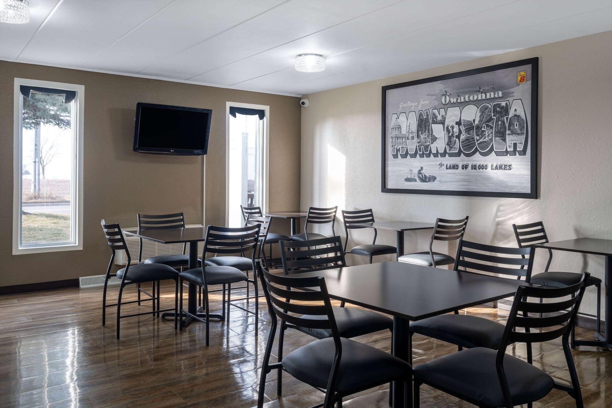 Restaurant Super 8 by Wyndham Owatonna