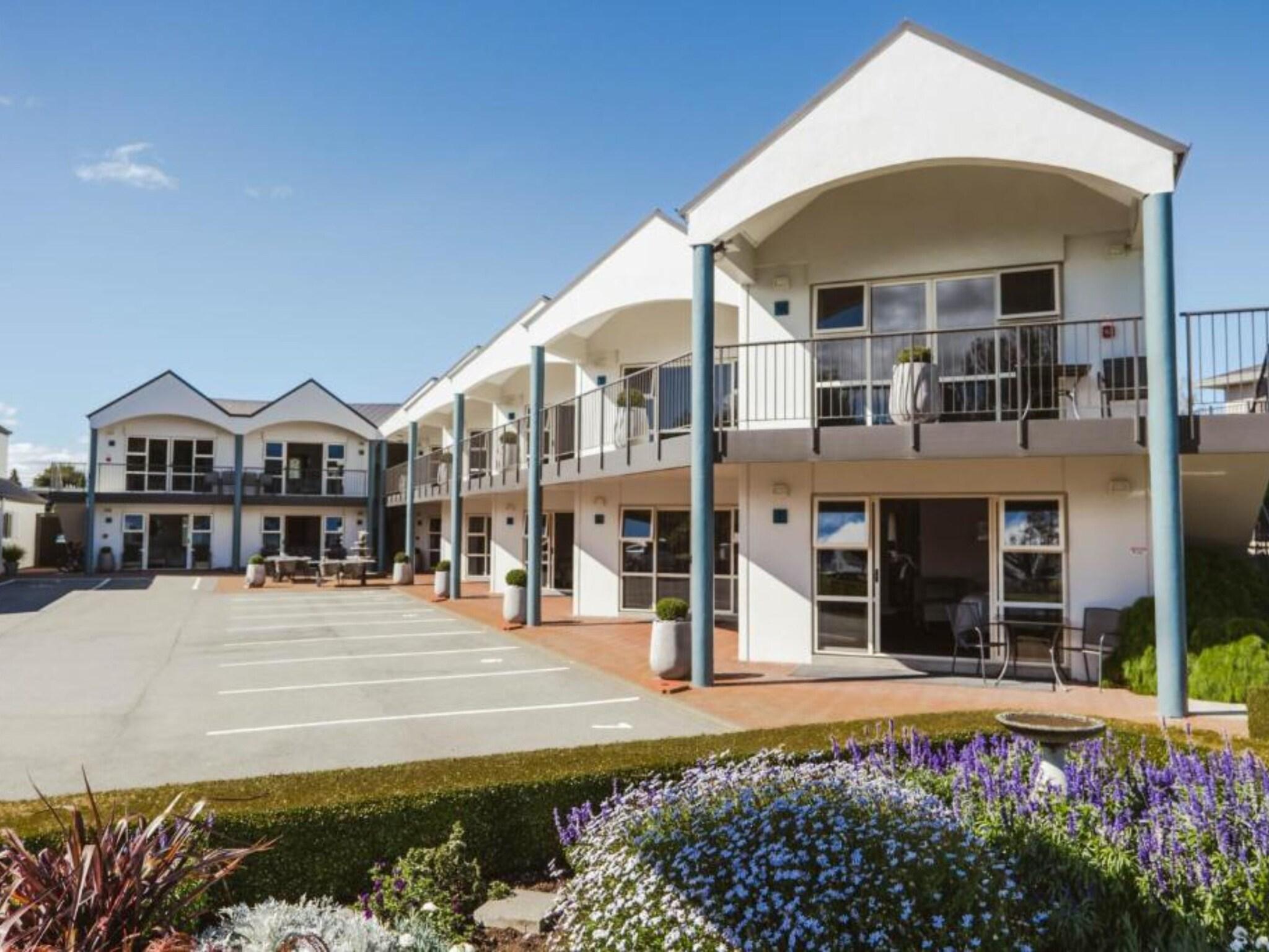 Vista Exterior Radfords on the Lake