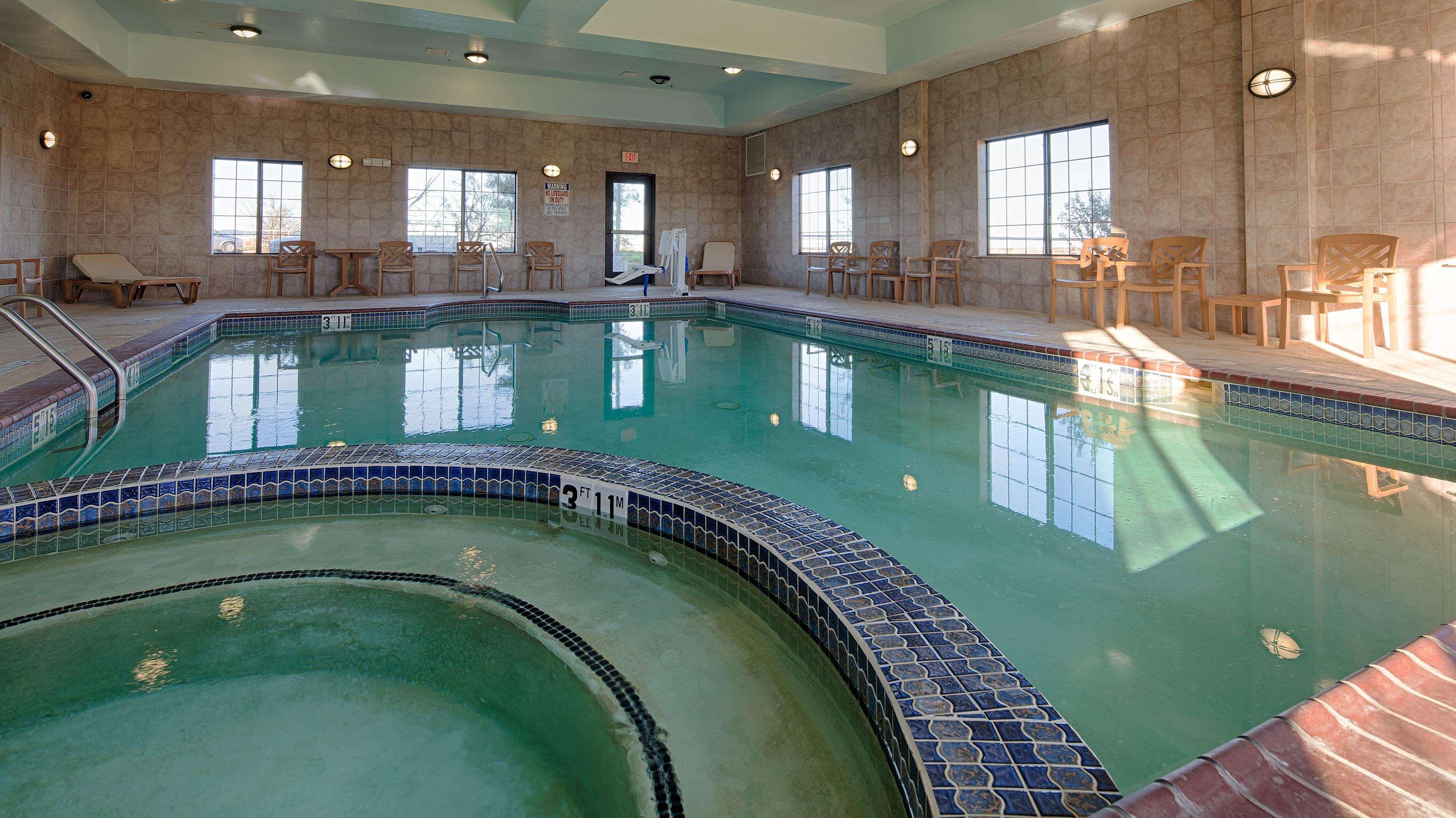 Vista Piscina Best Western Henrietta Inn & Suites