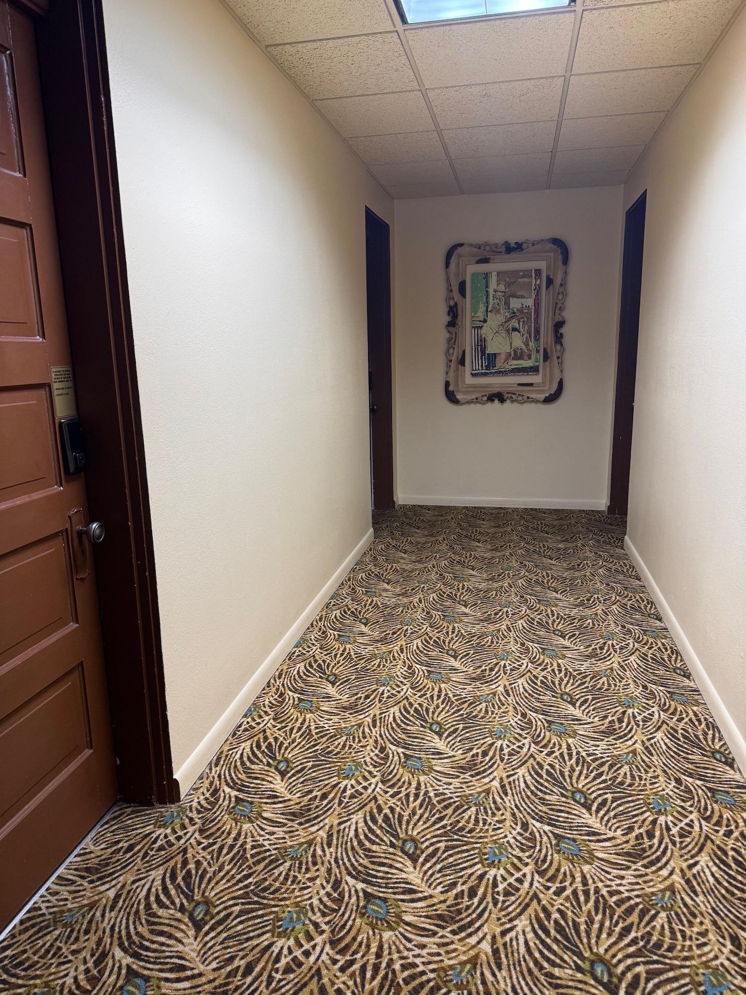 Varios Hotel LaBonte