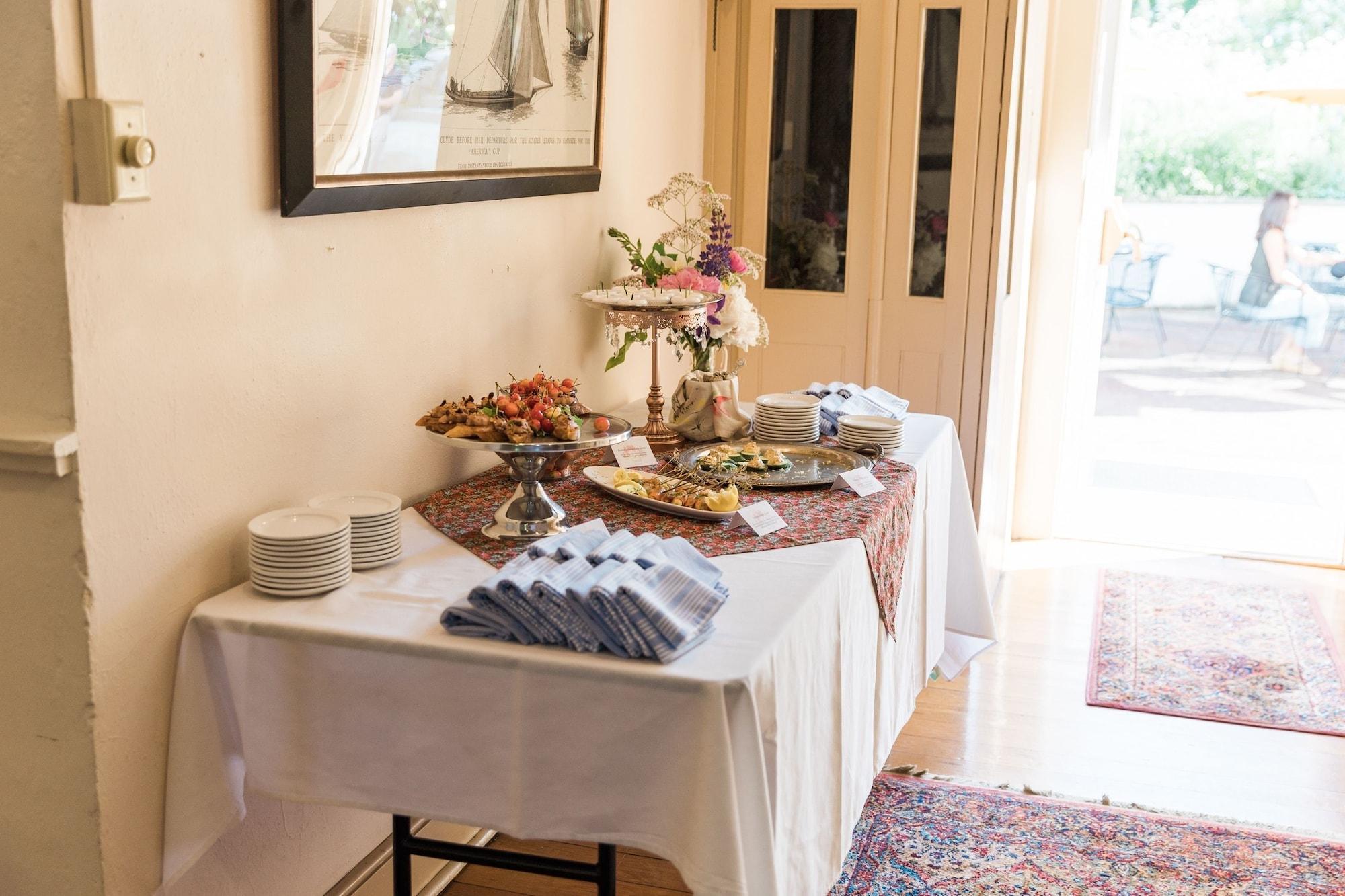 Restaurant Historic General Lewis Inn