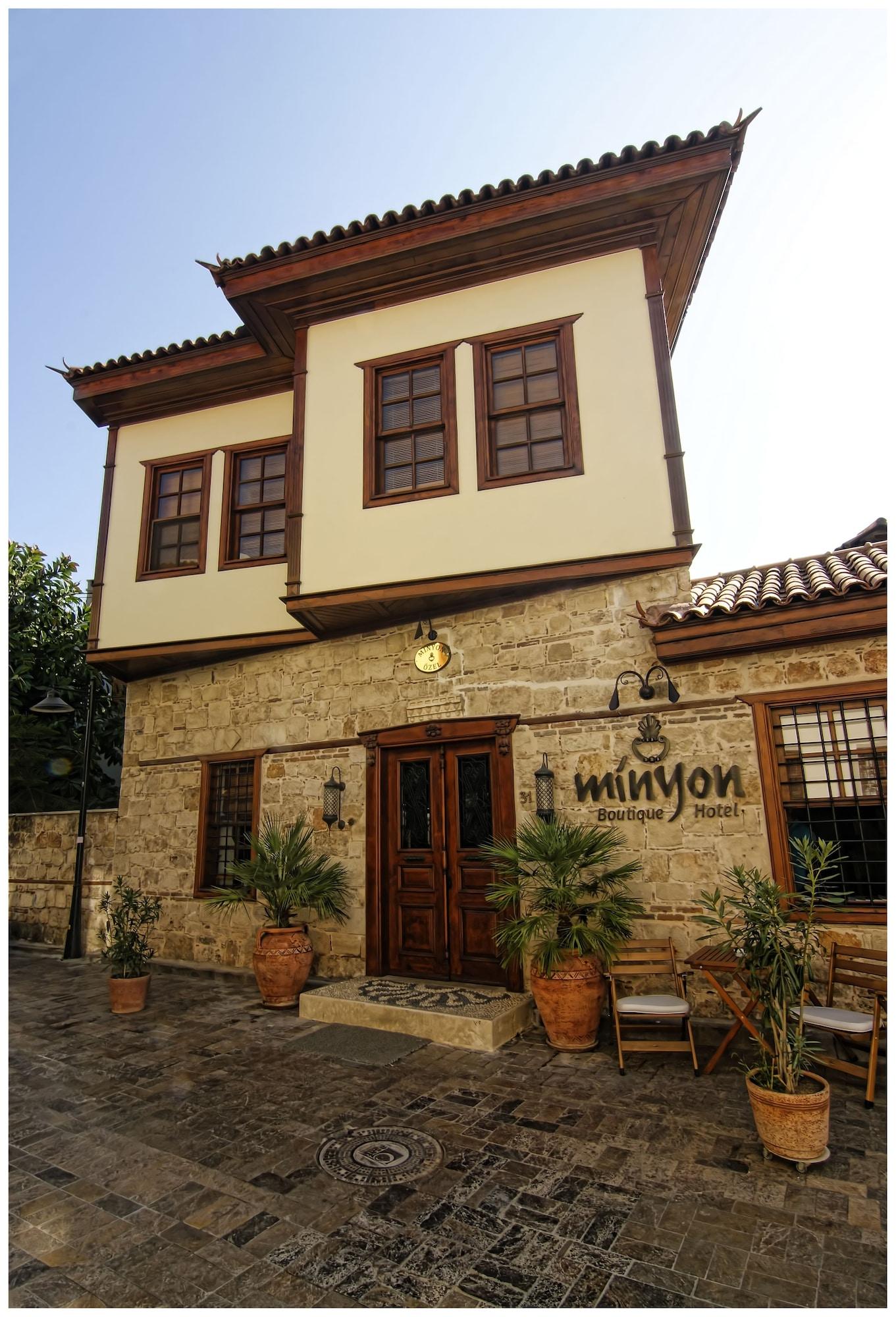 Varios Minyon Hotel
