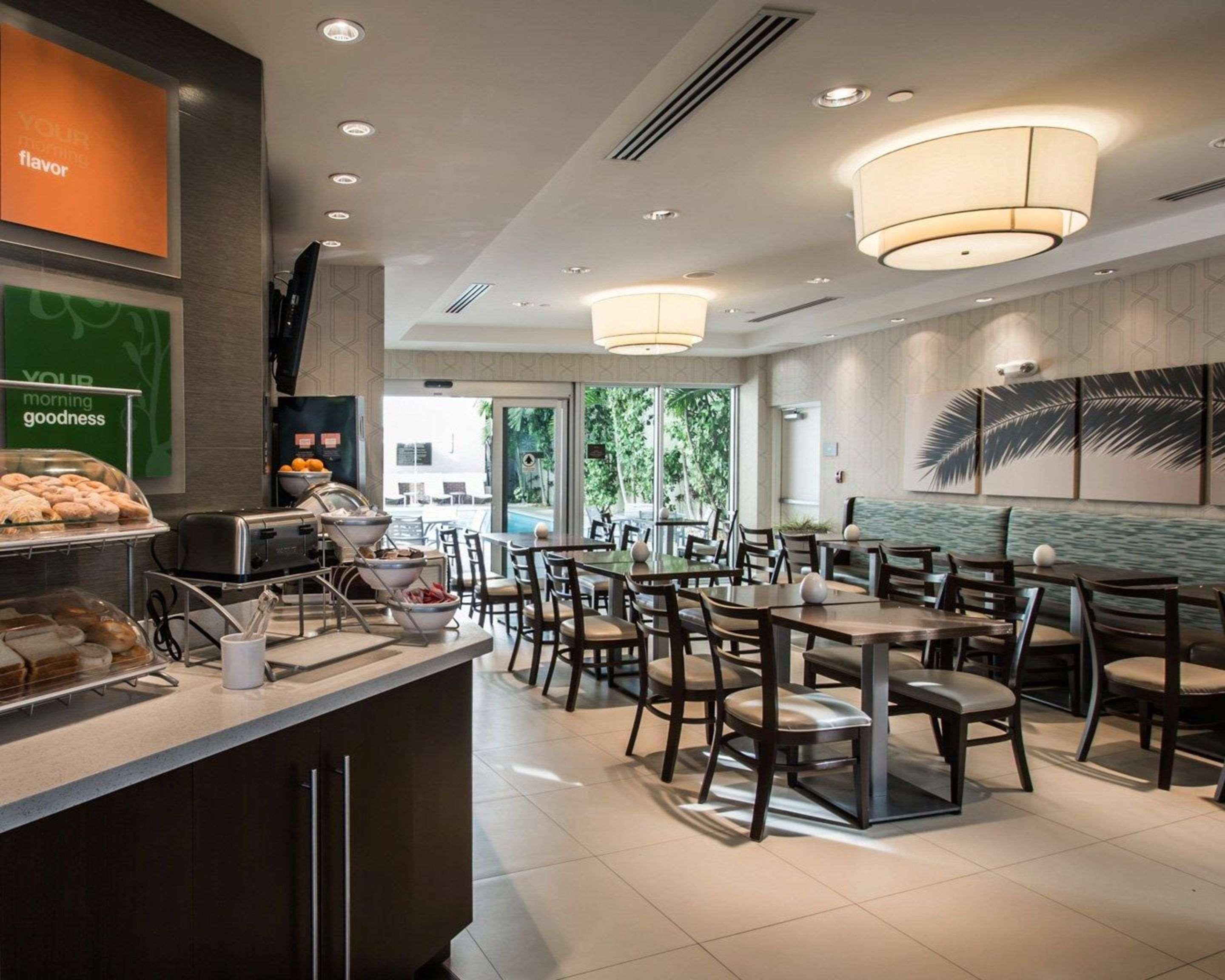 Restaurant Comfort Suites Miami Airport North