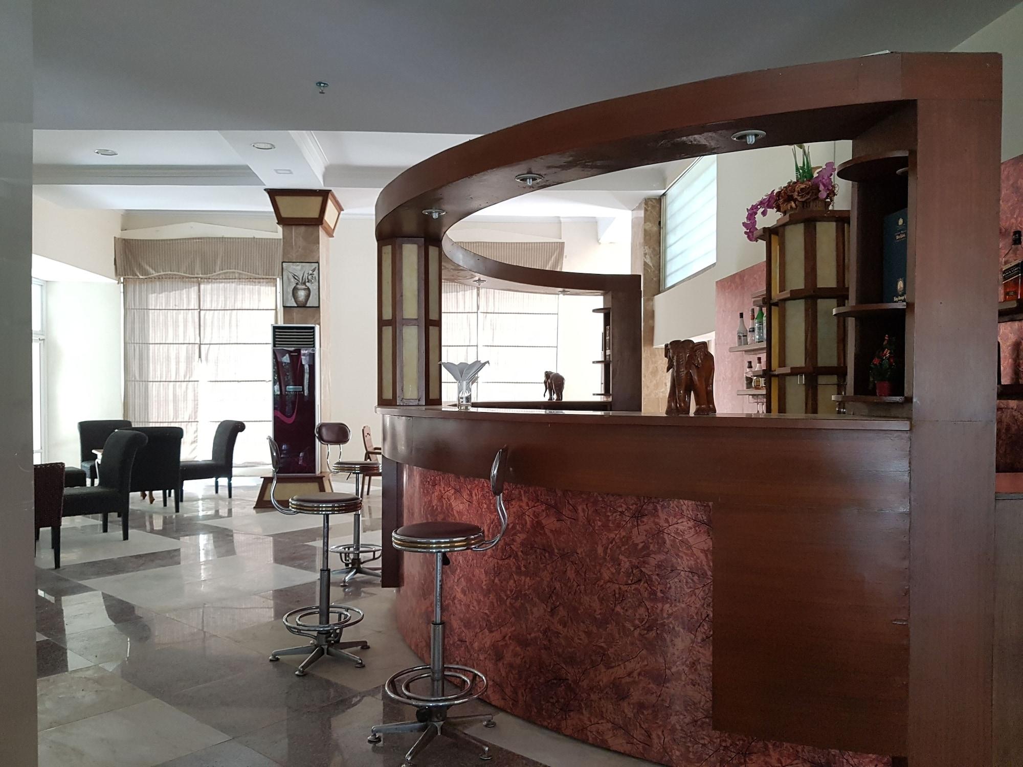 Bar/Salón Zabu Thiri Hotel