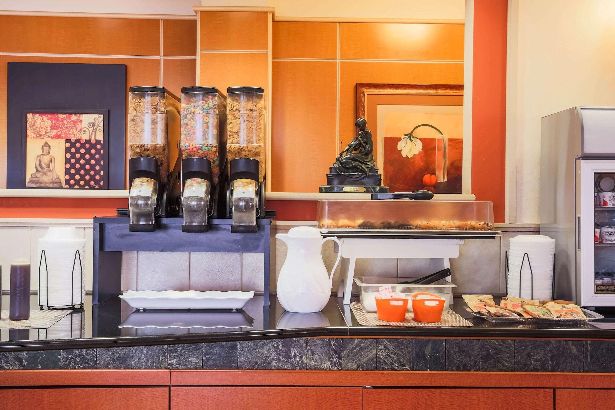 Restaurant La Quinta Inn & Suites by Wyndham Islip - MacArthur Airport