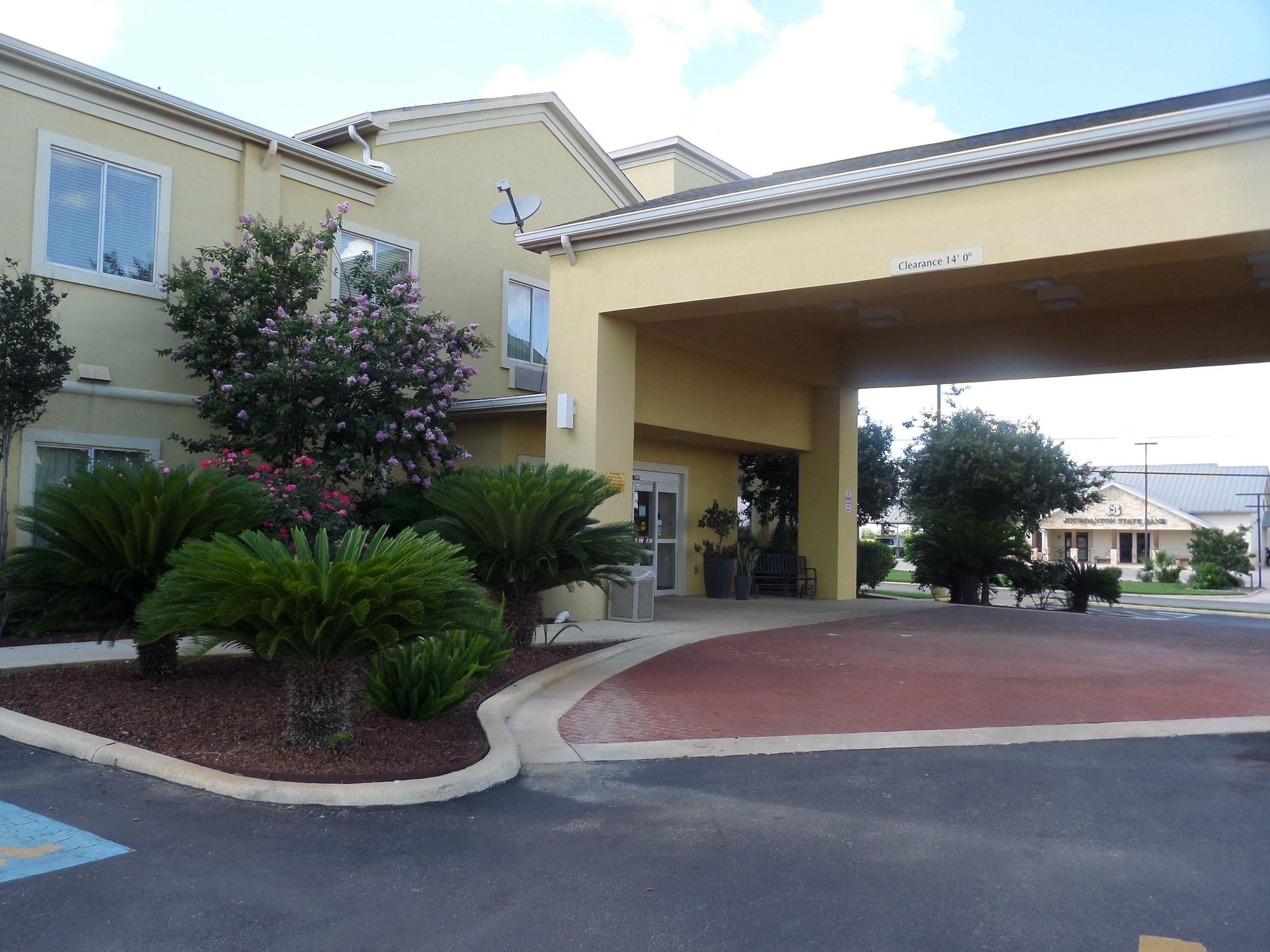 Vista Exterior Baymont by Wyndham Pearsall