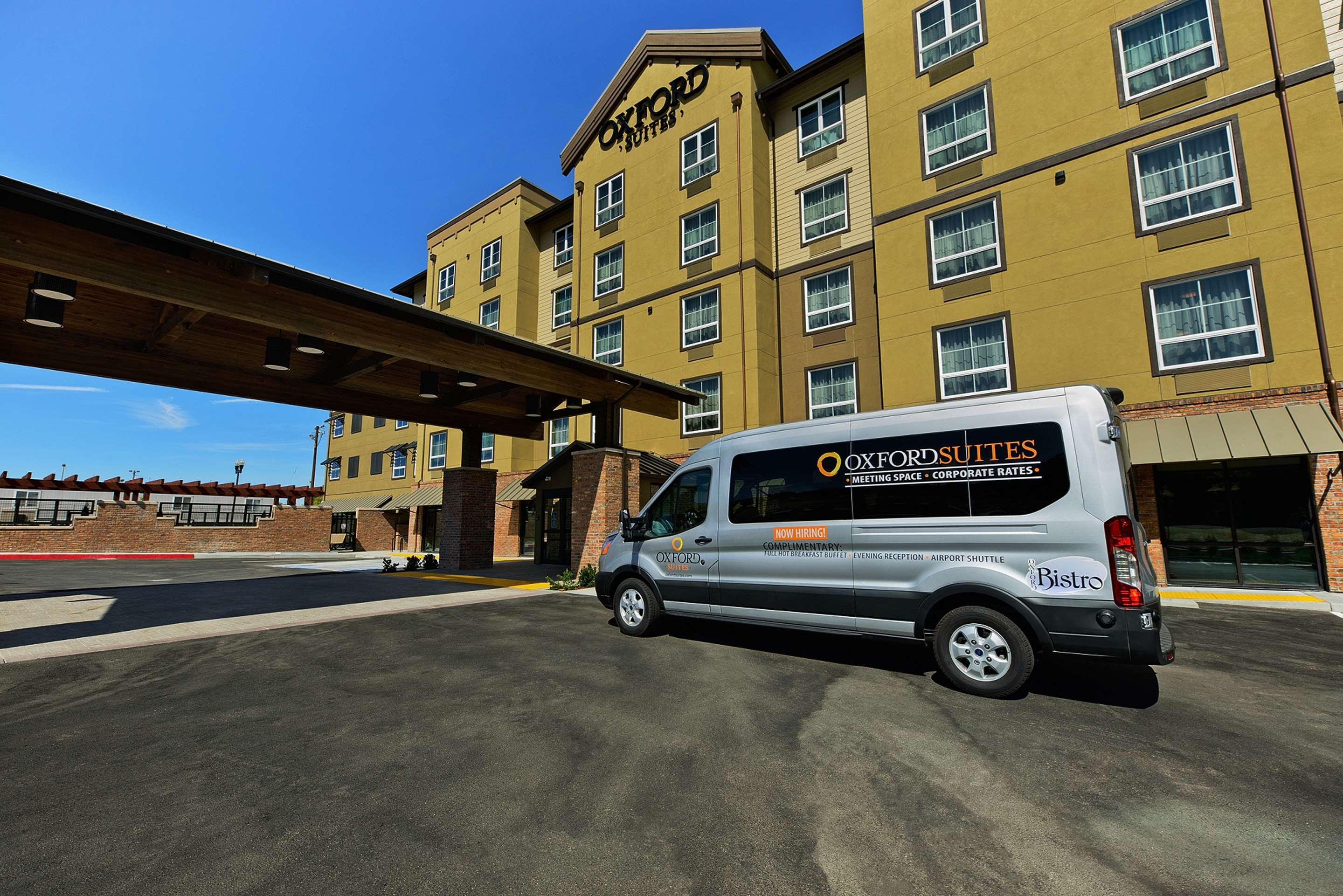 Vista Exterior Oxford Suites Paso Robles