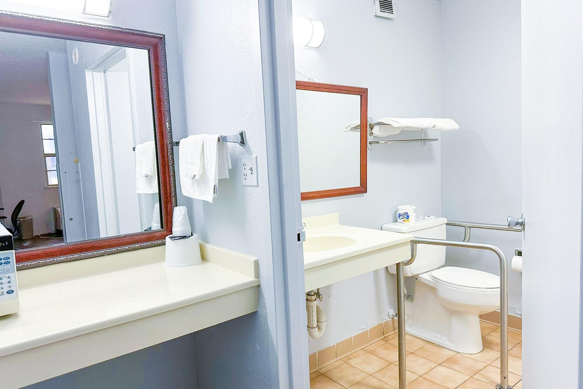 Equipamiento de Habitación Happy Stay Inn Madisonville I-69 By OYO