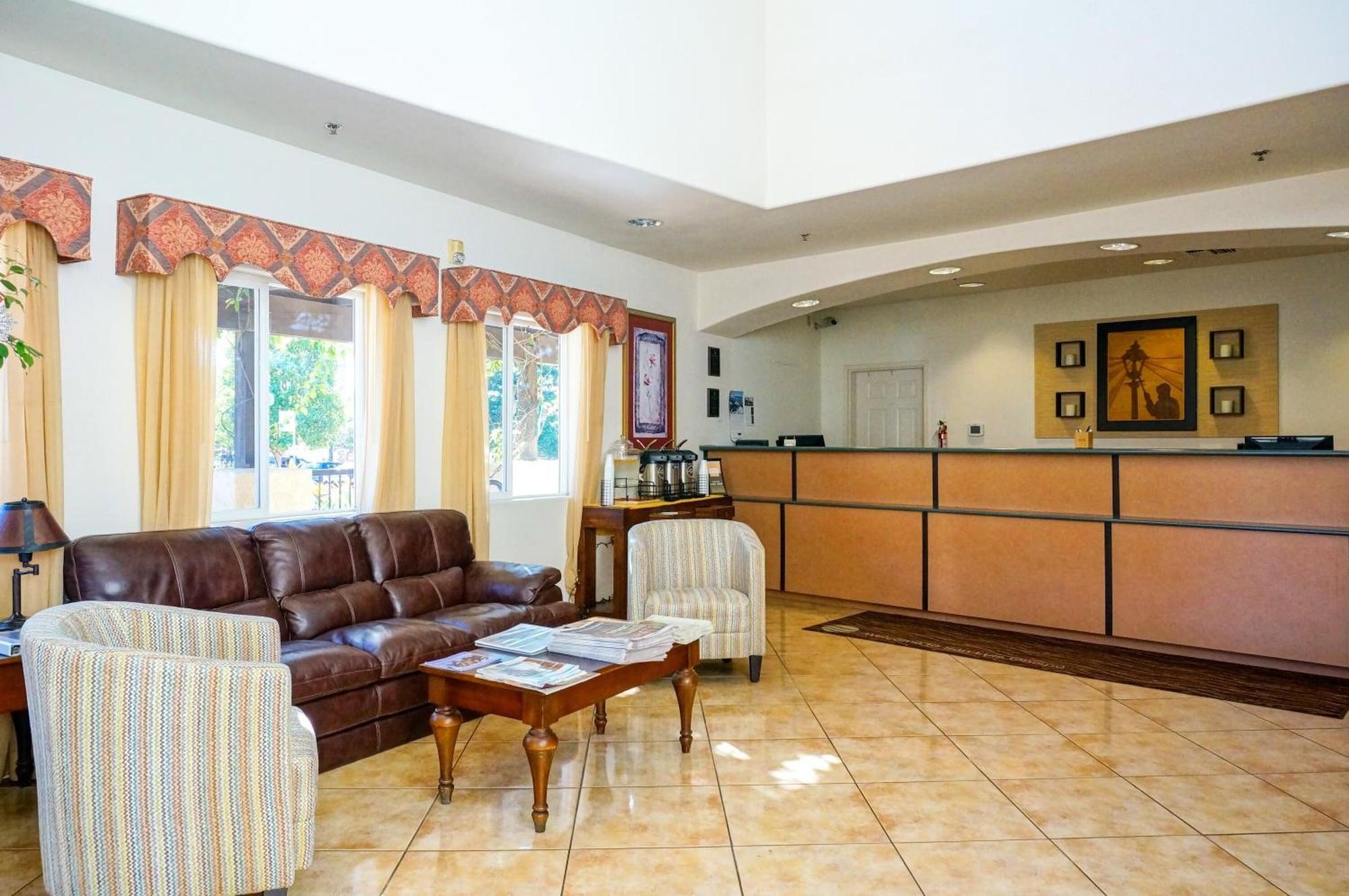 Vista Lobby Lamplighter Inn & Suites