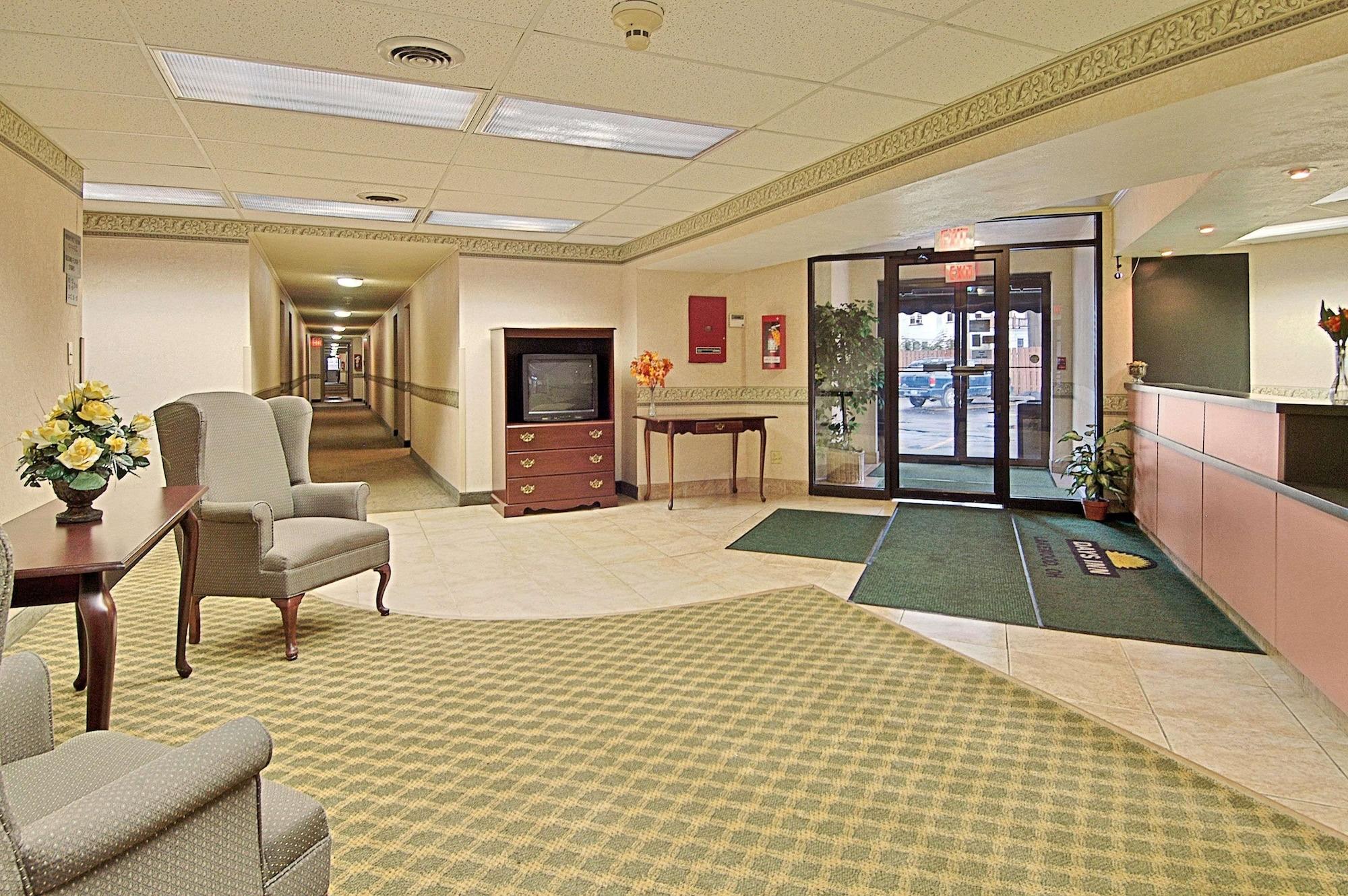 Vista Lobby Days Inn by Wyndham Cleveland Lakewood