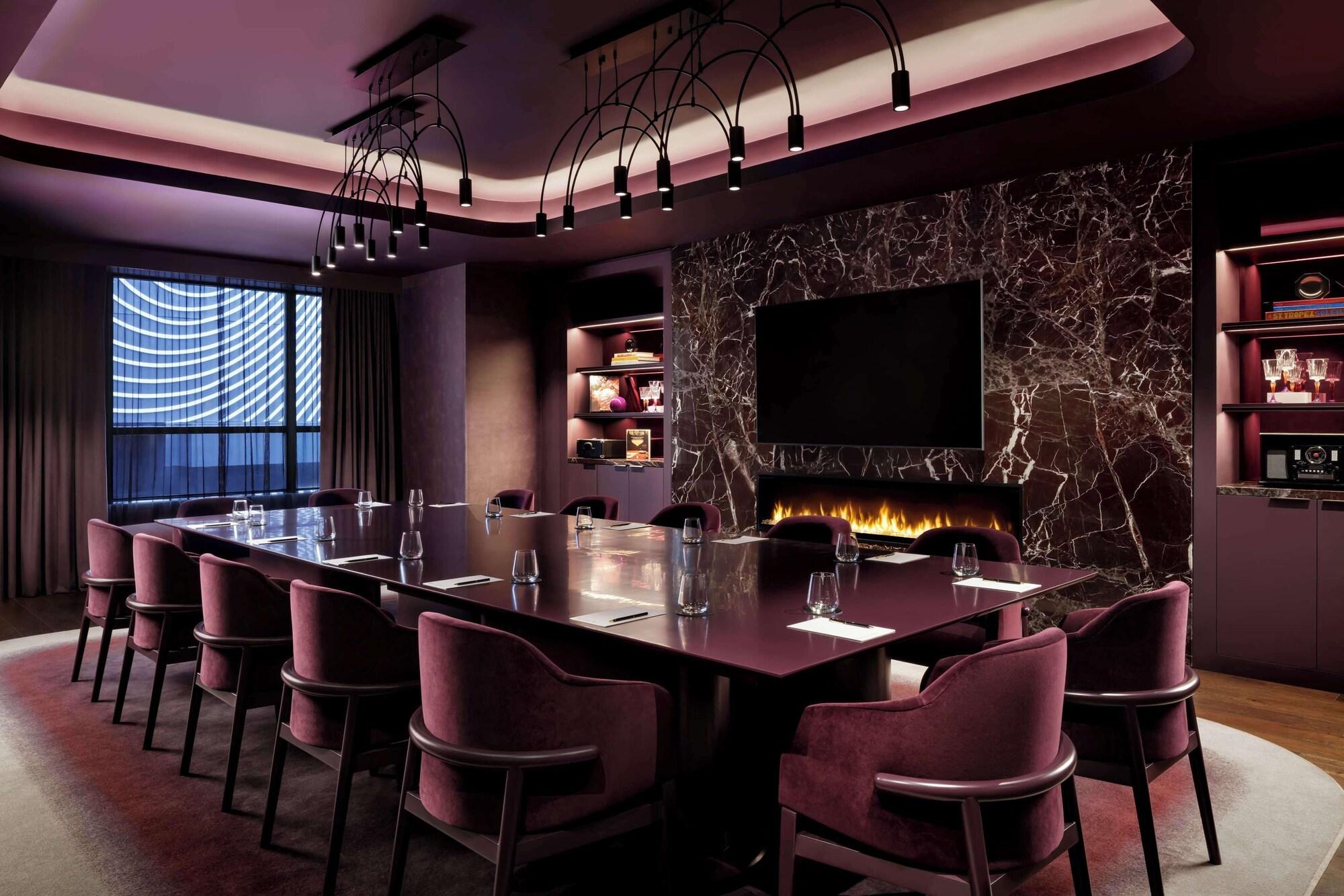 Sala de Reuniones Revery Toronto Downtown, Curio Collection by Hilton