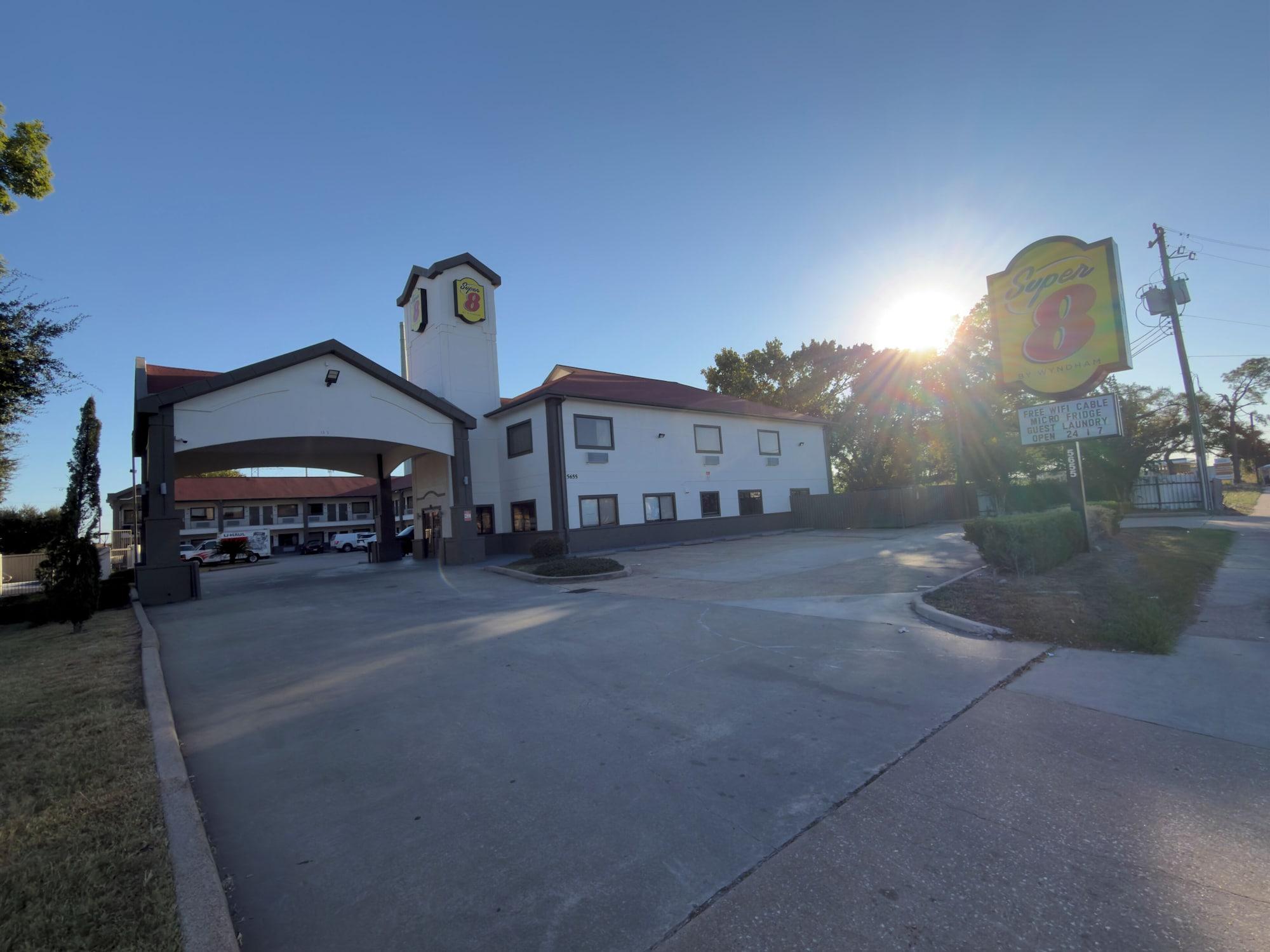 Varios Super 8 by Wyndham Houston/Brookhollow NW