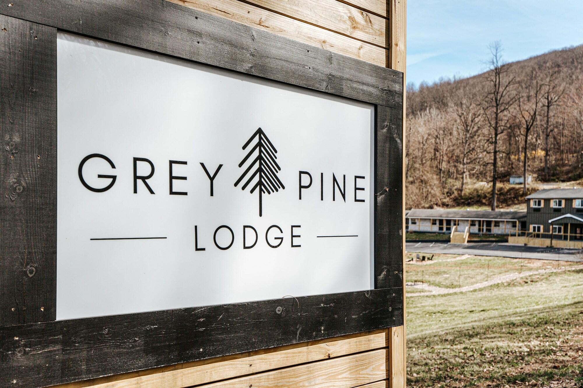 Varios Grey Pine Lodge