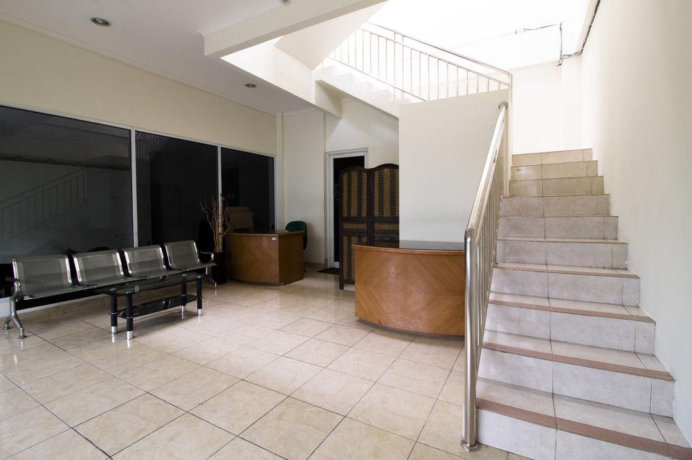 Vista Lobby RedDoorz @ Salemba Raya